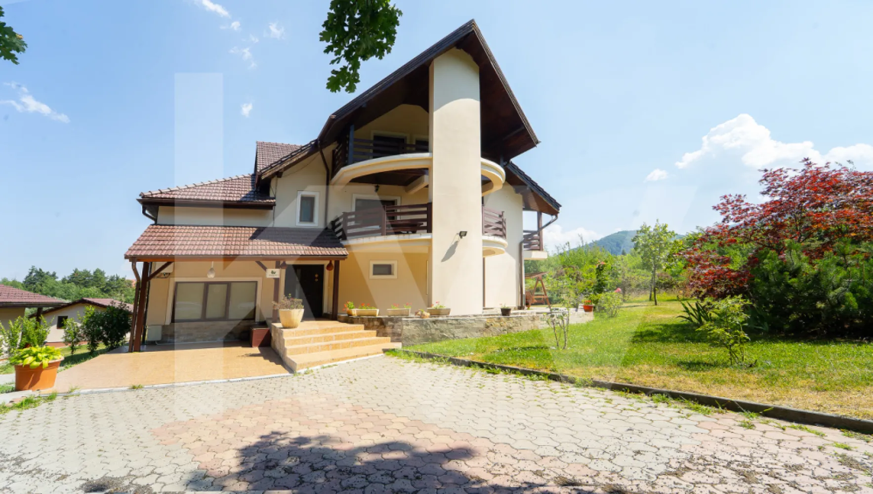 Vila exclusivista cu piscina si panorama de vis Cisnadioara - Vila Exclusivistă din Cisnădioara – Refugiul Tău de Vis în Inima Naturii!

Descoperă un colț de rai amplasat în mijlocul pădurilor transilvănene, într-una dintre cele mai căutate zone din județul Sibiu – Cisnădioara. Această proprietate unică redefinește luxul și confortul într-un cadru natural spectaculos, ideal pentru relaxare, retreat-uri sau investiții turistice de top.

 Detalii impresionante:
• Teren generos: 2.772 mp de libertate pură și peisaj de poveste
• Vila: 8 camere spațioase + 8 băi moderne, concepute pentru intimitate și confort
• Bucatarie la subsol, CT, spatii de depozitare.
• Piscină exterioară cu vedere spre munți și pădure
• Jacuzzi interior, perfect pentru zilele reci de iarnă
• Saună privată pentru clipe de răsfăț desăvârșit
• Crama tradițională – perfectă pentru seri cu vin și povești
• Zonă de grătar & terase largi pentru socializare în aer liber

Locație de vis:
Situată într-o zonă liniștită, dar extrem de bine conectată, vila oferă acces rapid către puncte de interes turistic, trasee montane, obiective istorice și gastronomia autentică specifică zonei Mărginimii Sibiului.

De la drumeții în peisaje spectaculoase, până la degustări de bucate locale și vinuri nobile, fiecare zi aici e o experiență care îți încântă simțurile.

Contactează-mă pentru detalii sau o vizionare!
Proprietăți ca aceasta sunt rare. Sufletul Transilvaniei, cu rafinamentul vremurilor moderne – gata să devină al tău.

Vila se poate achizitiona impreuna cu 4 casute si teren aferent de 2000 mp cu un pret suplimentar in valoare de 345.000 euro
https://kw.immoflux.ro/publicproperty/P10375