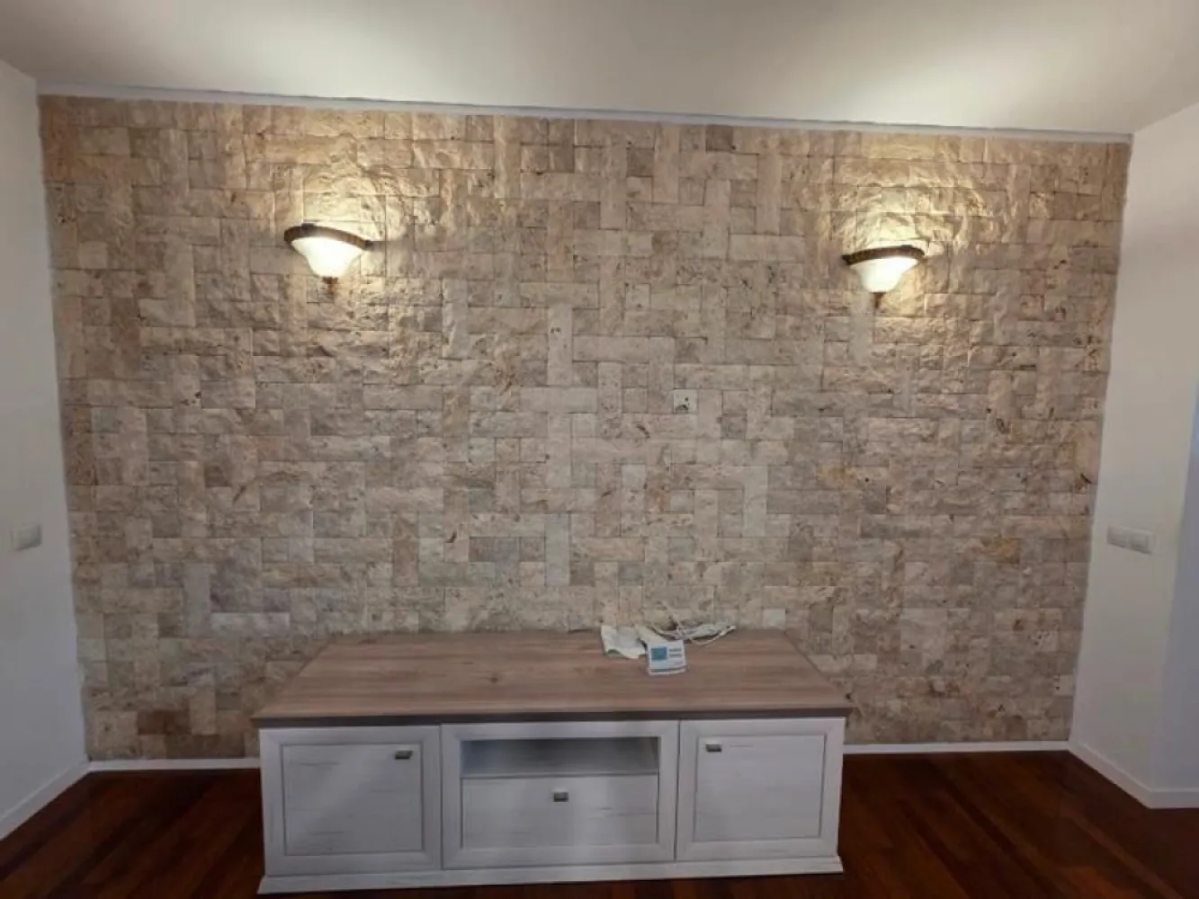 Apartament 3 camere de inchiriat Tineretului - Se oferă spre închiriere apartament cu 3 camere, confortabil și bine întreținut, situat într-un bloc poziționat foarte aproape de parc, magazine și mijloace de transport.
📍 Localizare:
– Parc la câteva minute de mers pe jos
– Magazine, supermarketuri și servicii în imediata apropiere
– Metrou Tineretului si Timpuri Noi la aproximativ 10 minute
🏠 Detalii apartament:
– 3 camere (living + 2 dormitoare)
– Complet mobilat și utilat
– Bucătărie complet echipată
– Bai moderne
- Doua debarale
– Stare foarte bună, curat și bine întreținut
– Ideal pentru familie, cuplu sau persoane care doresc confort și liniște
💰 Chirie: 849 EUR / lună
Disponibil imediat . Se inchiriaza complet mobilat si utilat.
Va stam la dispozitie pentru informatii suplimentare sau pentru programarea unei vizionari.
Comisionul agentiei este de 50% din prima prima luna, iar perioada minima a inchirierii este de 12 luni.

Cu deosebita consideratie, 
Arbore Real Estate