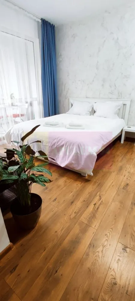 Studio de vanzare in Sinaia, investitie in turism - INVESTIȚIE PREMIUM ÎN INIMA MUNTELUI!

Agentia Imobiliară Mervani vă propune spre vânzare un studio elegant, situat la etajul 2 al unui complex rezidențial modern, conceput pentru confort, relaxare și profitabilitate.

Suprafață utilă: 40 mp
Dormitor
Bucătărie
Baie
Terasă cu priveliște deosebită

Complexul oferă facilități premium:
Centru SPA
Restaurant
Sală de fitness

Studio-ul se vinde complet mobilat și utilat, fiind pregătit atât pentru locuire imediată, cât și pentru exploatare în regim hotelier.

Avantaje:
Certificat de clasificare emis de Ministerul Turismului
Posibilitate de închiriere în regim hotelier
Investiție ideală pentru venit pasiv
Complex cu facilități premium
Loc de parcare privat (se achiziționează separat)
Compartimentare eficientă
Mobilat și utilat complet

Fie că îți dorești o locuință de vacanță la munte sau o investiție cu randament excelent, această proprietate reprezintă alegerea ideală!

Detalii și vizionări:
Agentia Imobiliară Mervani - 0729.935.536