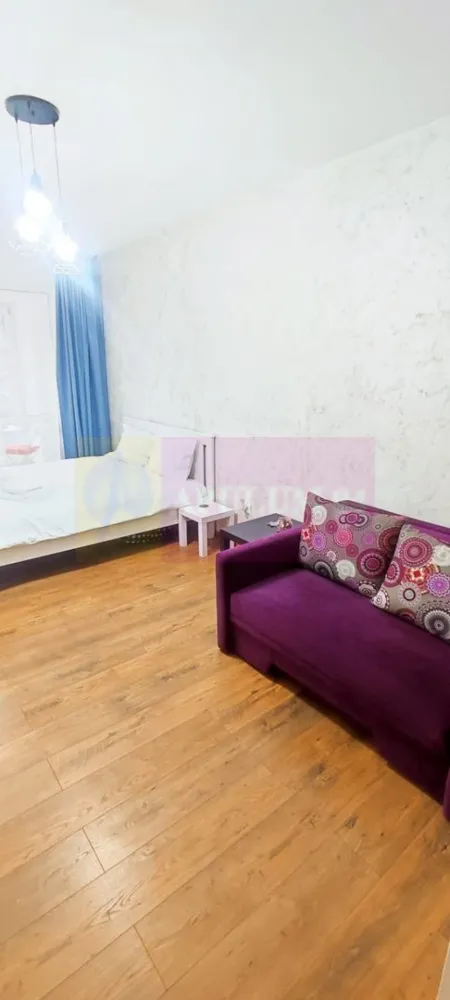 Studio de vanzare in Sinaia, investitie in turism - INVESTIȚIE PREMIUM ÎN INIMA MUNTELUI!

Agentia Imobiliară Mervani vă propune spre vânzare un studio elegant, situat la etajul 2 al unui complex rezidențial modern, conceput pentru confort, relaxare și profitabilitate.

Suprafață utilă: 40 mp
Dormitor
Bucătărie
Baie
Terasă cu priveliște deosebită

Complexul oferă facilități premium:
Centru SPA
Restaurant
Sală de fitness

Studio-ul se vinde complet mobilat și utilat, fiind pregătit atât pentru locuire imediată, cât și pentru exploatare în regim hotelier.

Avantaje:
Certificat de clasificare emis de Ministerul Turismului
Posibilitate de închiriere în regim hotelier
Investiție ideală pentru venit pasiv
Complex cu facilități premium
Loc de parcare privat (se achiziționează separat)
Compartimentare eficientă
Mobilat și utilat complet

Fie că îți dorești o locuință de vacanță la munte sau o investiție cu randament excelent, această proprietate reprezintă alegerea ideală!

Detalii și vizionări:
Agentia Imobiliară Mervani - 0729.935.536