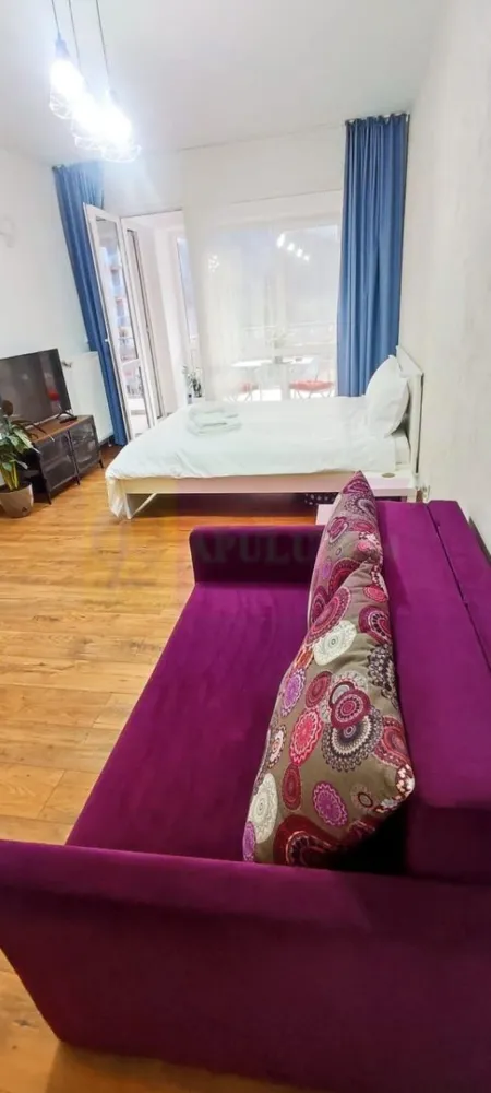 Studio de vanzare in Sinaia, investitie in turism - INVESTIȚIE PREMIUM ÎN INIMA MUNTELUI!

Agentia Imobiliară Mervani vă propune spre vânzare un studio elegant, situat la etajul 2 al unui complex rezidențial modern, conceput pentru confort, relaxare și profitabilitate.

Suprafață utilă: 40 mp
Dormitor
Bucătărie
Baie
Terasă cu priveliște deosebită

Complexul oferă facilități premium:
Centru SPA
Restaurant
Sală de fitness

Studio-ul se vinde complet mobilat și utilat, fiind pregătit atât pentru locuire imediată, cât și pentru exploatare în regim hotelier.

Avantaje:
Certificat de clasificare emis de Ministerul Turismului
Posibilitate de închiriere în regim hotelier
Investiție ideală pentru venit pasiv
Complex cu facilități premium
Loc de parcare privat (se achiziționează separat)
Compartimentare eficientă
Mobilat și utilat complet

Fie că îți dorești o locuință de vacanță la munte sau o investiție cu randament excelent, această proprietate reprezintă alegerea ideală!

Detalii și vizionări:
Agentia Imobiliară Mervani - 0729.935.536