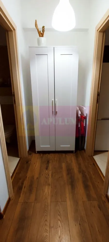 Studio de vanzare in Sinaia, investitie in turism - INVESTIȚIE PREMIUM ÎN INIMA MUNTELUI!

Agentia Imobiliară Mervani vă propune spre vânzare un studio elegant, situat la etajul 2 al unui complex rezidențial modern, conceput pentru confort, relaxare și profitabilitate.

Suprafață utilă: 40 mp
Dormitor
Bucătărie
Baie
Terasă cu priveliște deosebită

Complexul oferă facilități premium:
Centru SPA
Restaurant
Sală de fitness

Studio-ul se vinde complet mobilat și utilat, fiind pregătit atât pentru locuire imediată, cât și pentru exploatare în regim hotelier.

Avantaje:
Certificat de clasificare emis de Ministerul Turismului
Posibilitate de închiriere în regim hotelier
Investiție ideală pentru venit pasiv
Complex cu facilități premium
Loc de parcare privat (se achiziționează separat)
Compartimentare eficientă
Mobilat și utilat complet

Fie că îți dorești o locuință de vacanță la munte sau o investiție cu randament excelent, această proprietate reprezintă alegerea ideală!

Detalii și vizionări:
Agentia Imobiliară Mervani - 0729.935.536