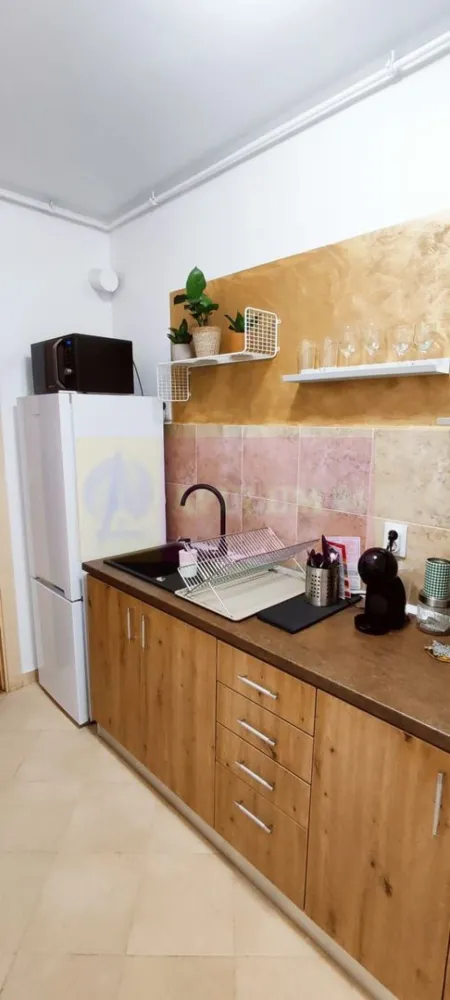 Studio de vanzare in Sinaia, investitie in turism - INVESTIȚIE PREMIUM ÎN INIMA MUNTELUI!

Agentia Imobiliară Mervani vă propune spre vânzare un studio elegant, situat la etajul 2 al unui complex rezidențial modern, conceput pentru confort, relaxare și profitabilitate.

Suprafață utilă: 40 mp
Dormitor
Bucătărie
Baie
Terasă cu priveliște deosebită

Complexul oferă facilități premium:
Centru SPA
Restaurant
Sală de fitness

Studio-ul se vinde complet mobilat și utilat, fiind pregătit atât pentru locuire imediată, cât și pentru exploatare în regim hotelier.

Avantaje:
Certificat de clasificare emis de Ministerul Turismului
Posibilitate de închiriere în regim hotelier
Investiție ideală pentru venit pasiv
Complex cu facilități premium
Loc de parcare privat (se achiziționează separat)
Compartimentare eficientă
Mobilat și utilat complet

Fie că îți dorești o locuință de vacanță la munte sau o investiție cu randament excelent, această proprietate reprezintă alegerea ideală!

Detalii și vizionări:
Agentia Imobiliară Mervani - 0729.935.536