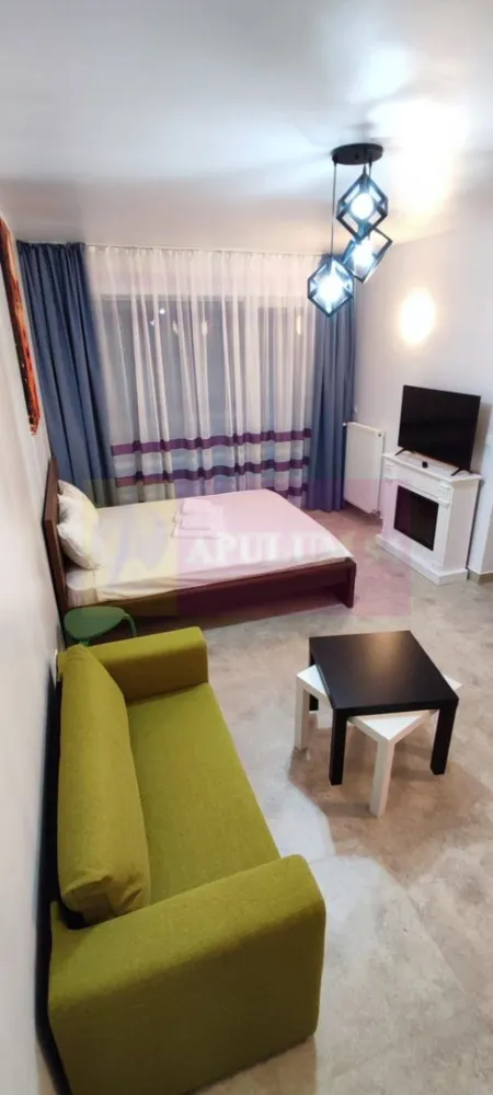 Studio de vanzare in Sinaia, investitie in turism - INVESTIȚIE PREMIUM ÎN INIMA MUNTELUI!

Agentia Imobiliară Mervani vă propune spre vânzare un studio elegant, situat la etajul 6 al unui complex rezidențial modern, conceput pentru confort, relaxare și profitabilitate.

Suprafață utilă: 40 mp
Dormitor
Bucătărie
Baie
Terasă cu priveliște deosebită

Complexul oferă facilități premium:
Centru SPA
Restaurant
Sală de fitness

Studio-ul se vinde complet mobilat și utilat, fiind pregătit atât pentru locuire imediată, cât și pentru exploatare în regim hotelier.

Avantaje:
Certificat de clasificare emis de Ministerul Turismului
Posibilitate de închiriere în regim hotelier
Investiție ideală pentru venit pasiv
Complex cu facilități premium
Loc de parcare privat (se achiziționează separat)
Compartimentare eficientă
Mobilat și utilat complet

Fie că îți dorești o locuință de vacanță la munte sau o investiție cu randament excelent, această proprietate reprezintă alegerea ideală!

Detalii și vizionări:
Agentia Imobiliară Mervani - 0729.935.536