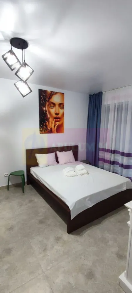 Studio de vanzare in Sinaia, investitie in turism - INVESTIȚIE PREMIUM ÎN INIMA MUNTELUI!

Agentia Imobiliară Mervani vă propune spre vânzare un studio elegant, situat la etajul 6 al unui complex rezidențial modern, conceput pentru confort, relaxare și profitabilitate.

Suprafață utilă: 40 mp
Dormitor
Bucătărie
Baie
Terasă cu priveliște deosebită

Complexul oferă facilități premium:
Centru SPA
Restaurant
Sală de fitness

Studio-ul se vinde complet mobilat și utilat, fiind pregătit atât pentru locuire imediată, cât și pentru exploatare în regim hotelier.

Avantaje:
Certificat de clasificare emis de Ministerul Turismului
Posibilitate de închiriere în regim hotelier
Investiție ideală pentru venit pasiv
Complex cu facilități premium
Loc de parcare privat (se achiziționează separat)
Compartimentare eficientă
Mobilat și utilat complet

Fie că îți dorești o locuință de vacanță la munte sau o investiție cu randament excelent, această proprietate reprezintă alegerea ideală!

Detalii și vizionări:
Agentia Imobiliară Mervani - 0729.935.536