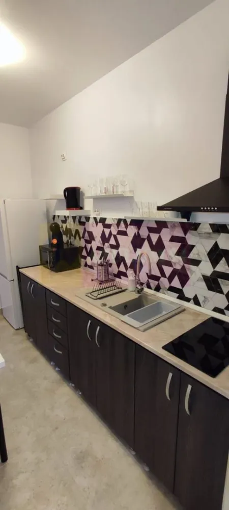 Studio de vanzare in Sinaia, investitie in turism - INVESTIȚIE PREMIUM ÎN INIMA MUNTELUI!

Agentia Imobiliară Mervani vă propune spre vânzare un studio elegant, situat la etajul 6 al unui complex rezidențial modern, conceput pentru confort, relaxare și profitabilitate.

Suprafață utilă: 40 mp
Dormitor
Bucătărie
Baie
Terasă cu priveliște deosebită

Complexul oferă facilități premium:
Centru SPA
Restaurant
Sală de fitness

Studio-ul se vinde complet mobilat și utilat, fiind pregătit atât pentru locuire imediată, cât și pentru exploatare în regim hotelier.

Avantaje:
Certificat de clasificare emis de Ministerul Turismului
Posibilitate de închiriere în regim hotelier
Investiție ideală pentru venit pasiv
Complex cu facilități premium
Loc de parcare privat (se achiziționează separat)
Compartimentare eficientă
Mobilat și utilat complet

Fie că îți dorești o locuință de vacanță la munte sau o investiție cu randament excelent, această proprietate reprezintă alegerea ideală!

Detalii și vizionări:
Agentia Imobiliară Mervani - 0729.935.536