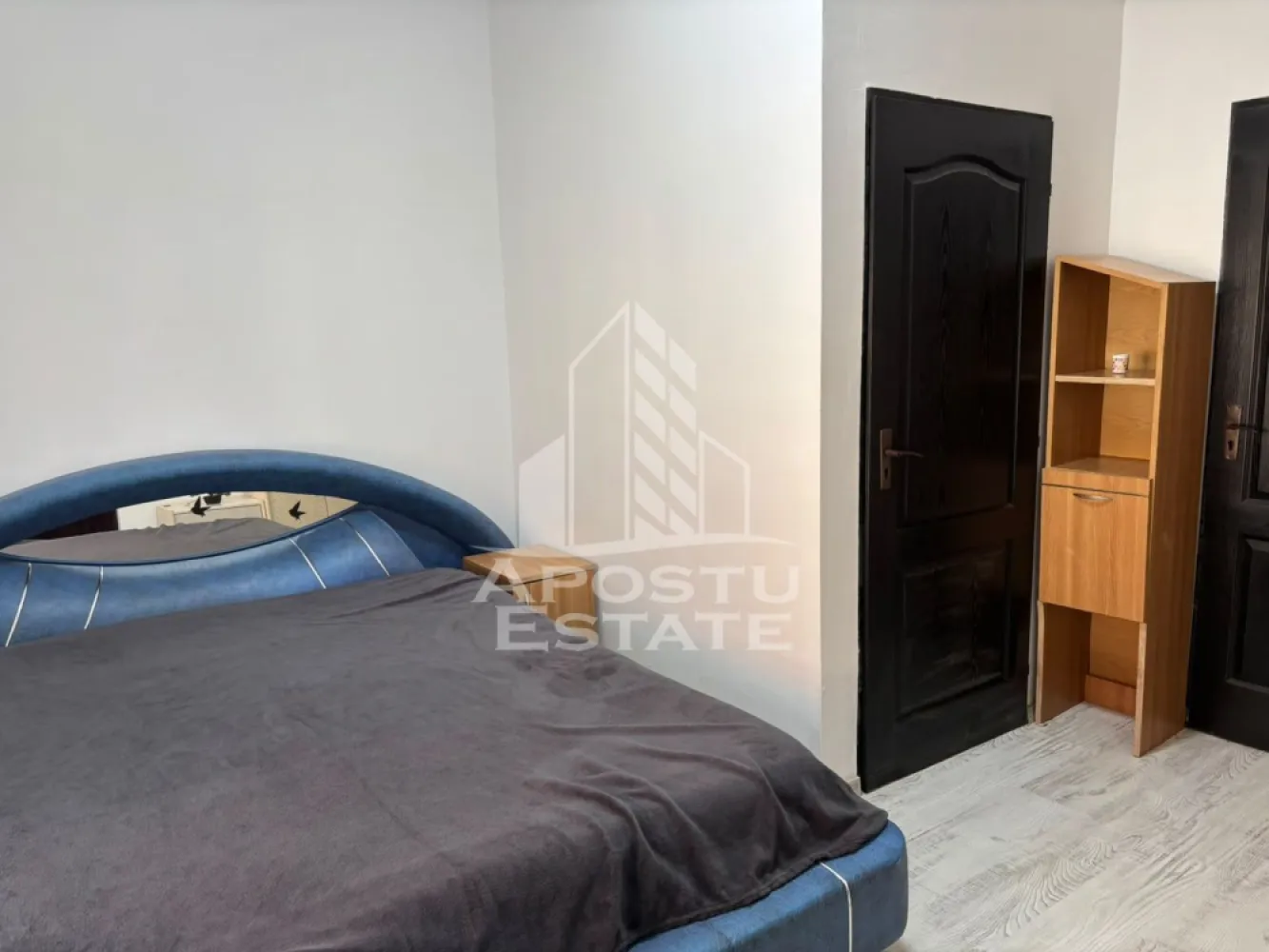 Apartament cu 1 camera , de inchiriat , zona Freidorf , Timisoara - Agentia imobiliara APOSTU ESTATE va propune spre inchiriere un apartament cu o camera, spatios si luminos, situat in zona Freidorf , Timisoara , o zona linistita si bine pozitionata , potrivit pentru cupluri sau studenti, care isi doresc o locuinta unde sa se simta confortabil si cu acces facil catre scoli, statii de autobuz, supermarketuri , magazine de zona, parcuri.

Suprafata utila: 25 mp
Compartimentare eficienta:
-Bucatarie complet mobilata si utilata
-Dormitor mobilat si utilat
-Baie prevazuta cu cabina dus

Confort si facilitati:
-Incalzirea apartamentului: centrala
-Apartamentul este complet mobilat si utilat
-Nu se accepta animale de companie de catre proprietar

Localizare:
-zona Freidorf , Timisoara – acces facil spre magazine , scoli, parcuri si mijloace de transport in comun.

Ideal pentru:
-Familii
-Studenti
-Cupluri

Disponibilitate: imediat
Pret chirie lunara: 250 euro
Programeaza o vizionare pentru a-ti putea imagina viitorul aici!
ID intern:CP3164745