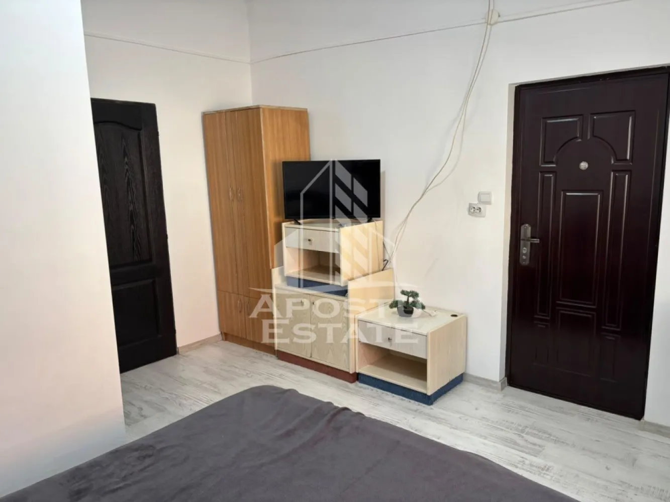 Apartament cu 1 camera , de inchiriat , zona Freidorf , Timisoara - Agentia imobiliara APOSTU ESTATE va propune spre inchiriere un apartament cu o camera, spatios si luminos, situat in zona Freidorf , Timisoara , o zona linistita si bine pozitionata , potrivit pentru cupluri sau studenti, care isi doresc o locuinta unde sa se simta confortabil si cu acces facil catre scoli, statii de autobuz, supermarketuri , magazine de zona, parcuri.

Suprafata utila: 25 mp
Compartimentare eficienta:
-Bucatarie complet mobilata si utilata
-Dormitor mobilat si utilat
-Baie prevazuta cu cabina dus

Confort si facilitati:
-Incalzirea apartamentului: centrala
-Apartamentul este complet mobilat si utilat
-Nu se accepta animale de companie de catre proprietar

Localizare:
-zona Freidorf , Timisoara – acces facil spre magazine , scoli, parcuri si mijloace de transport in comun.

Ideal pentru:
-Familii
-Studenti
-Cupluri

Disponibilitate: imediat
Pret chirie lunara: 250 euro
Programeaza o vizionare pentru a-ti putea imagina viitorul aici!
ID intern:CP3164745