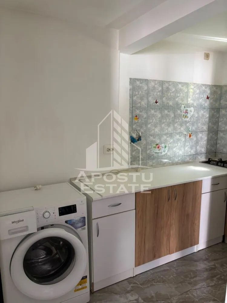 Apartament cu 1 camera , de inchiriat , zona Freidorf , Timisoara - Agentia imobiliara APOSTU ESTATE va propune spre inchiriere un apartament cu o camera, spatios si luminos, situat in zona Freidorf , Timisoara , o zona linistita si bine pozitionata , potrivit pentru cupluri sau studenti, care isi doresc o locuinta unde sa se simta confortabil si cu acces facil catre scoli, statii de autobuz, supermarketuri , magazine de zona, parcuri.

Suprafata utila: 25 mp
Compartimentare eficienta:
-Bucatarie complet mobilata si utilata
-Dormitor mobilat si utilat
-Baie prevazuta cu cabina dus

Confort si facilitati:
-Incalzirea apartamentului: centrala
-Apartamentul este complet mobilat si utilat
-Nu se accepta animale de companie de catre proprietar

Localizare:
-zona Freidorf , Timisoara – acces facil spre magazine , scoli, parcuri si mijloace de transport in comun.

Ideal pentru:
-Familii
-Studenti
-Cupluri

Disponibilitate: imediat
Pret chirie lunara: 250 euro
Programeaza o vizionare pentru a-ti putea imagina viitorul aici!
ID intern:CP3164745