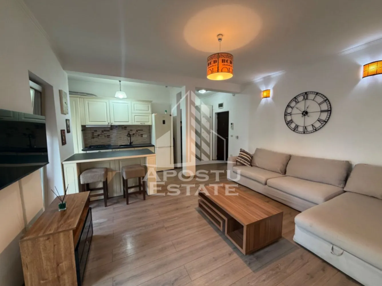 Apartament 2 camere, de închiriat, Pet Friendly, Dumbravita - Agentia imobiliara APOSTU ESTATE va propune spre inchiriere un apartament cu 2 camere, spatios si luminos, situat in zona Dumbravita, o zona linistita si bine pozitionata. potrivit pentru cupluri,familii, sau persoane care isi doresc o locuinta unde sa se simta confortabil.

 Suprafata utila: 47 mp
 Compartimentare eficienta:
 -Hol de acces generos
 -Bucatarie complet mobilata si utilata, cu loc de luat masa
 -Living luminos si spatios
 -Dormitor mobilat si utilat
 -Baie prevazuta cu cada
 
 Confort si facilitati:
 -Incalzirea apartamentului: centrala proprie 
 -Apartamentul este complet mobilat si utilat
 -Se accepta animale de companie de catre proprietar
-Loc de parcare inclus in pret 
 
 Localizare:
 -Timis,Dumbravita – acces facil spre magazine, supermarketul Kaufland , scoli, parcuri si mijloace de transport in comun.
 
 Ideal pentru:
 -Familii
 -Cupluri
 -Persoane singure 
 
 Pret chirie lunara: 410Euro 
 Programeaza o vizionare pentru a-ti putea imagina viitorul aici!