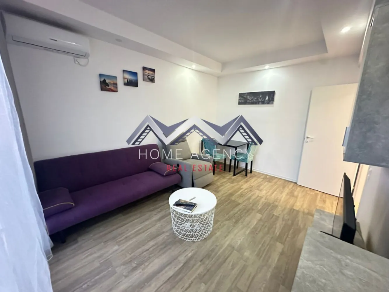 Apartament 2 camere Cosmopolis | decomandat, parcare - Vă propunem, spre închiriere, un apartament cu 2 camere, decomandat, complet mobilat și utilat, situat în ansamblul rezidențial Cosmopolis, una dintre cele mai apreciate comunități rezidențiale din Nordul Capitalei.

Apartamentul este amplasat la etajul 1 al unui imobil cu 6 niveluri, oferind un ambient liniștit și un confort sporit.
Compartimentarea este foarte practică și eficientă: livingul generos beneficiază de acces direct spre balcon, ideal pentru momente de relaxare, bucătăria este închisă, complet mobilată și utilată, dormitorul este spațios și luminos, iar baia este dotată cu cadă. De asemenea, apartamentul dispune de hol de acces cu spații de depozitare și 1 loc de parcare inclus.

Complexul Cosmopolis se remarcă printr-un stil de viață modern și sigur, punând la dispoziția rezidenților piscine exterioare, pază și supraveghere video 24/24, magazine, restaurante și cafenele, transport privat către stația de metrou Pipera, precum și spații verzi și zone de promenadă. În imediata apropiere se regăsesc supermarketuri, centre comerciale și multiple servicii, toate la câteva minute distanță de mers pe jos.

Apartamentul se închiriază complet mobilat și utilat, fiind disponibil pentru mutare imediată. Este ideal pentru un cuplu sau pentru o persoană care își dorește o locuință modernă, într-un ansamblu rezidențial bine organizat.

Programează acum o vizionare!