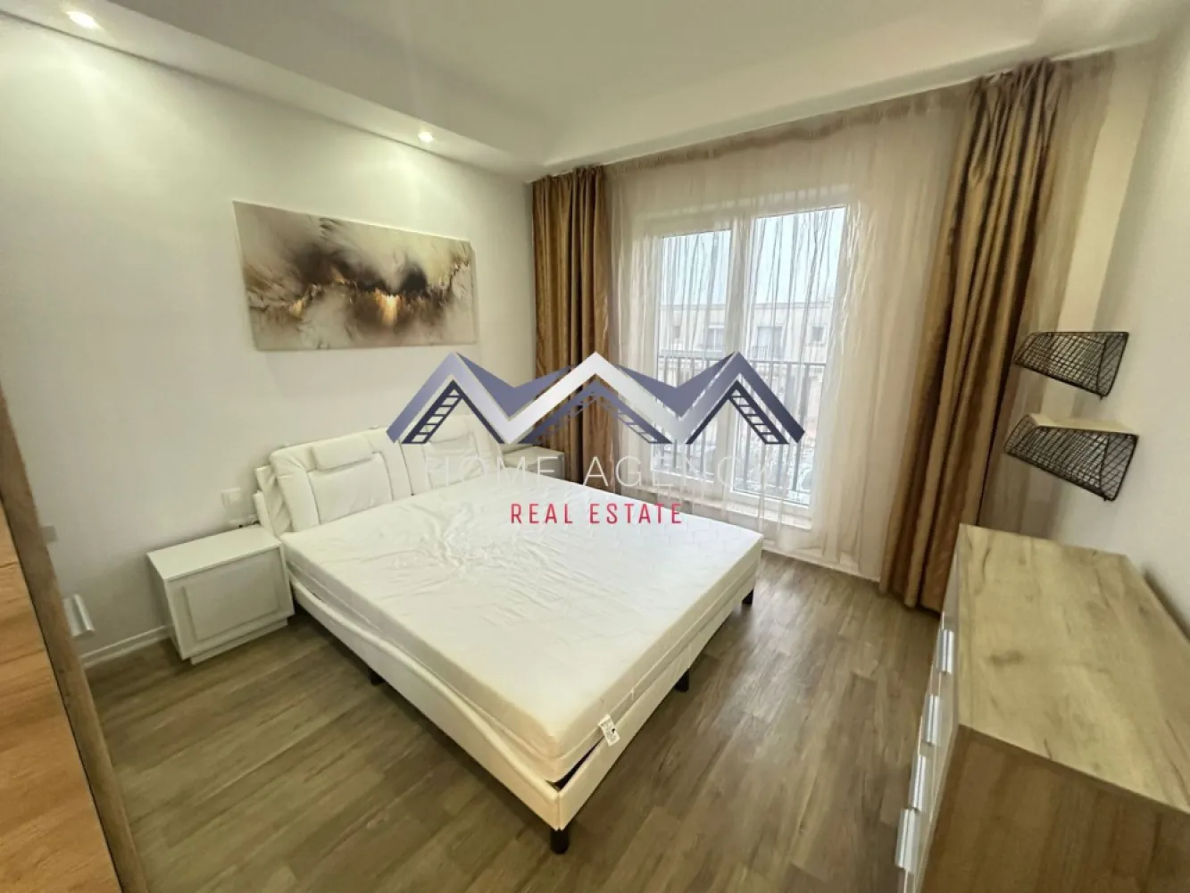 Apartament 2 camere Cosmopolis | decomandat, parcare - Vă propunem, spre închiriere, un apartament cu 2 camere, decomandat, complet mobilat și utilat, situat în ansamblul rezidențial Cosmopolis, una dintre cele mai apreciate comunități rezidențiale din Nordul Capitalei.

Apartamentul este amplasat la etajul 1 al unui imobil cu 6 niveluri, oferind un ambient liniștit și un confort sporit.
Compartimentarea este foarte practică și eficientă: livingul generos beneficiază de acces direct spre balcon, ideal pentru momente de relaxare, bucătăria este închisă, complet mobilată și utilată, dormitorul este spațios și luminos, iar baia este dotată cu cadă. De asemenea, apartamentul dispune de hol de acces cu spații de depozitare și 1 loc de parcare inclus.

Complexul Cosmopolis se remarcă printr-un stil de viață modern și sigur, punând la dispoziția rezidenților piscine exterioare, pază și supraveghere video 24/24, magazine, restaurante și cafenele, transport privat către stația de metrou Pipera, precum și spații verzi și zone de promenadă. În imediata apropiere se regăsesc supermarketuri, centre comerciale și multiple servicii, toate la câteva minute distanță de mers pe jos.

Apartamentul se închiriază complet mobilat și utilat, fiind disponibil pentru mutare imediată. Este ideal pentru un cuplu sau pentru o persoană care își dorește o locuință modernă, într-un ansamblu rezidențial bine organizat.

Programează acum o vizionare!