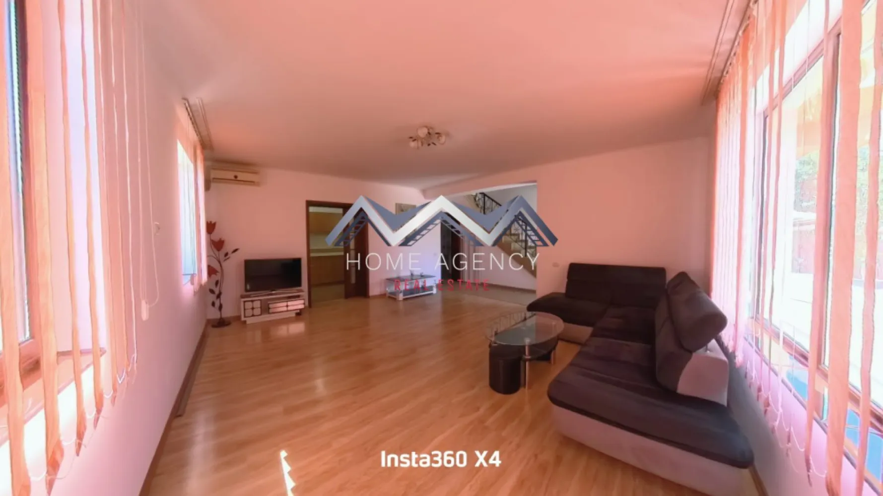 Casă P+1 | 3 dormitoare | Otopeni central - Vă propunem, spre închiriere, o casă P+1, parte dintr-un duplex, situată într-o zonă centrală și liniștită din Otopeni, cu acces facil către DN1, Centură, Pipera, dar și către școli, grădinițe, magazine și restaurante.

Proprietatea dispune de 4 camere bine compartimentate, dintre care 3 dormitoare, precum și 2 băi moderne. Casa este luminoasă, spațioasă și pregătită să ofere tot confortul unei familii sau al celor care își doresc un spațiu bine organizat.

📞 Programează o vizionare chiar acum!