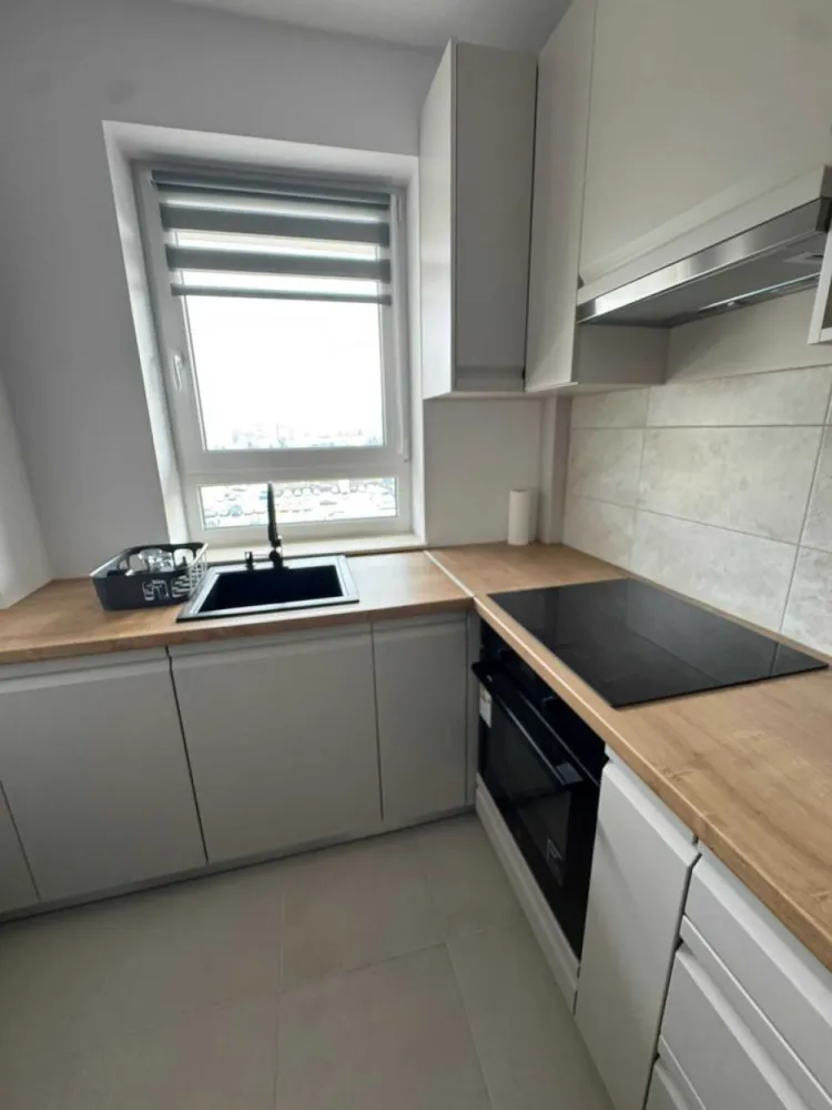 Maurer | Garaj subteran inclus | 2 camere | etaj intermediar - Mentionati ID-ul proprietatii cand apelati: CP3164904
Contact ⓪⑦②⑥ ②②③ ⑧⑧⑥ Sebastian

Apartament 2 camere cu parcare în garaj – Maurer Residence

Oferim spre închiriere un apartament modern cu 2 camere, situat în complexul Maurer Residence din Târgu Mureș, la etajul 5 al unui imobil modern.

Apartamentul are o suprafață utilă de 56 mp, este complet mobilat și utilat, fiind pregătit pentru mutare imediată. În preț este inclus și un loc de parcare în garajul interior.

-- 2 camere
-- 56 mp utili
-- Etaj 5
-- Complet mobilat și utilat
-- Loc de parcare în garaj interior inclus
-- Complex rezidențial modern
-- Zonă liniștită și bine dezvoltată
-- Aproape de magazine, restaurante și alte facilități

Apartamentul reprezintă o alegere excelentă pentru persoanele care își doresc confort, siguranță și acces rapid către punctele de interes ale orașului.

Pentru mai multe informații sau programarea unei vizionări, vă stăm la dispoziție.

Comision agenție: 50% din valoarea primei chirii

Contact ⓪⑦②⑥ ②②③ ⑧⑧⑥ Sebastian
