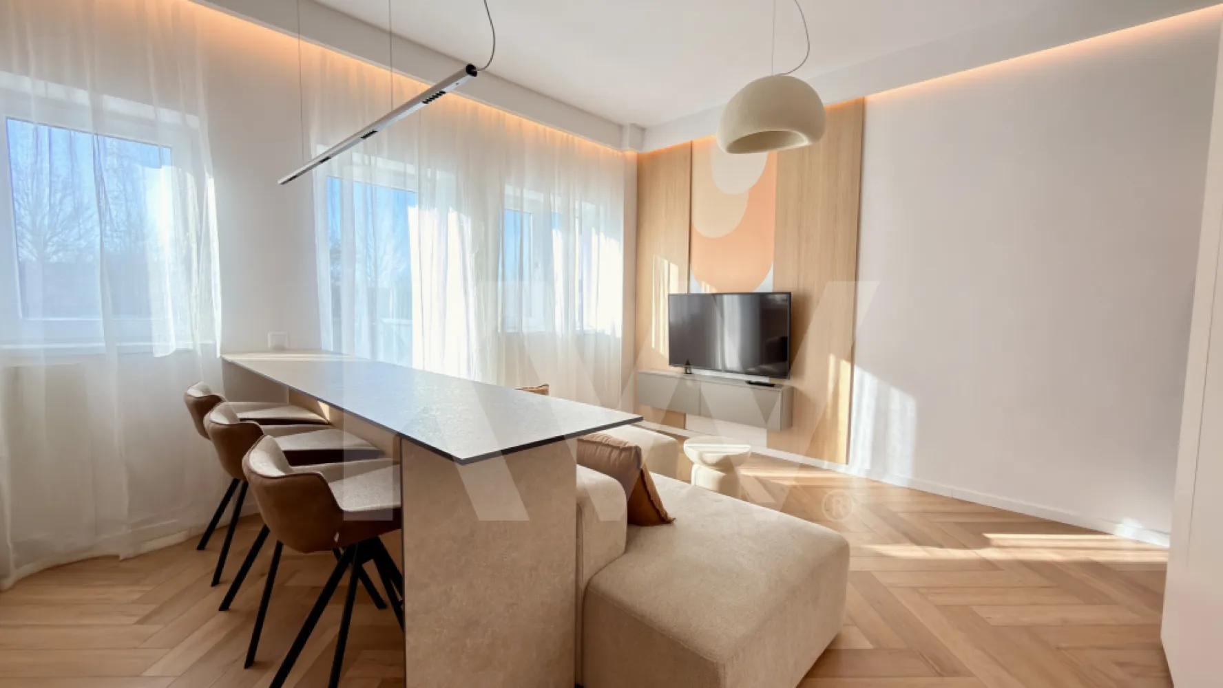 Apartament modern cu design deosebit | Luminos | Complet utilat - Există proprietăți care oferă doar metri pătrați.

Și există proprietăți care oferă stare, lumină și confort, într-un spațiu gândit pentru stilul de viață modern.

Acest apartament deosebit impresionează prin designul contemporan, compartimentarea inteligentă și atenția acordată fiecărui detaliu. Cu o suprafață utilă de aproximativ 50 mp, locuința este alegerea ideală atât pentru locuit, cât și pentru investiție.

Lumina naturală abundentă, finisajele premium și combinația armonioasă dintre lemn, texturi naturale și iluminatul ambiental creează o atmosferă caldă și primitoare încă de la primul pas.

Zona de zi este organizată într-un concept open-space elegant, unde bucătăria modernă se îmbină perfect cu livingul, oferind un spațiu generos pentru relaxare și socializare. Insula centrală devine punctul de atracție al întregii locuințe.

Dormitorul oferă intimitate și confort, fiind amenajat în tonuri calde și beneficiind de lumină naturală pe tot parcursul zilei.

Baia se remarcă prin designul modern, finisajele de calitate și zona de duș walk-in, care oferă un plus de eleganță și funcționalitate.

Un avantaj important al proprietății este camera suplimentară, care poate fi amenajată ca birou, dressing, cameră pentru copil sau spațiu destinat oaspeților, în funcție de nevoile viitorului proprietar.

Dotări și beneficii:
• încălzire în pardoseală
• centrală proprie
• electrocasnice încorporate
• mașină de spălat vase
• mașină de spălat rufe cu uscător
• Smart TV
• loc de parcare în curtea interioară cu acces securizat prin barieră

Apartamentul este situat într-un bloc nou, pe strada Ogorului, într-o zonă liniștită din Sibiu, cu acces rapid către centrul orașului, zona industrială și principalele puncte de interes.

O proprietate modernă, complet pregătită pentru mutare, ideală pentru cei care își doresc confort, calitate și un stil de viață echilibrat.

Pentru mai multe informații sau programarea unei vizionări, vă stăm cu drag la dispoziție.