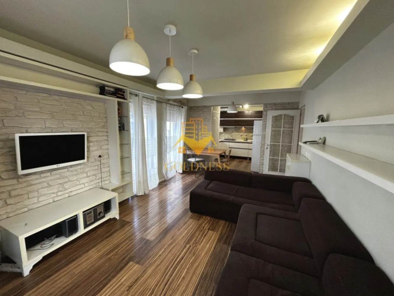 2 camere open space, Modern, Parcare, Floresti, Profi, Muzeul Apei - GOLDNESS Imobiliare vă propune spre închiriere un apartament cu 2 camere open space, complet mobilat și utilat, la etajul 1 într-un imobil de 4 etaje, situat in Floresti.
Disponibilitate de parcare in fata blocului! 
Se află în apropierea stațiilor de transport în comun, magazine, restaurante, spații verzi, farmacii, etc. 

Apartamentul este compartimentat astfel:
 - dormitor cu pat matrimonial, dressing, noptiere
 - living cu bucatarie open space complet utilată și mobilată, canapea extensibilă, loc de servit masa 
 - baie cu cada, calorifer port prosop și dulap pentru depozitare.
 - balcon de 9 mp.

Imobilul este dotat cu toate cele necesare- centrală proprie, frigider, aragaz, hotă, mașină de spălat haine, televizor, etc. 

Dacă sunteți interesați de acest apartament și doriți să îl vizionați, dar și pentru alte oferte nu ezitați să ne contactați telefonic sau prin e-mail. Vă stăm la dispoziție!
Pentru intermediere se percepe un comision de 50% din prețul chiriei!