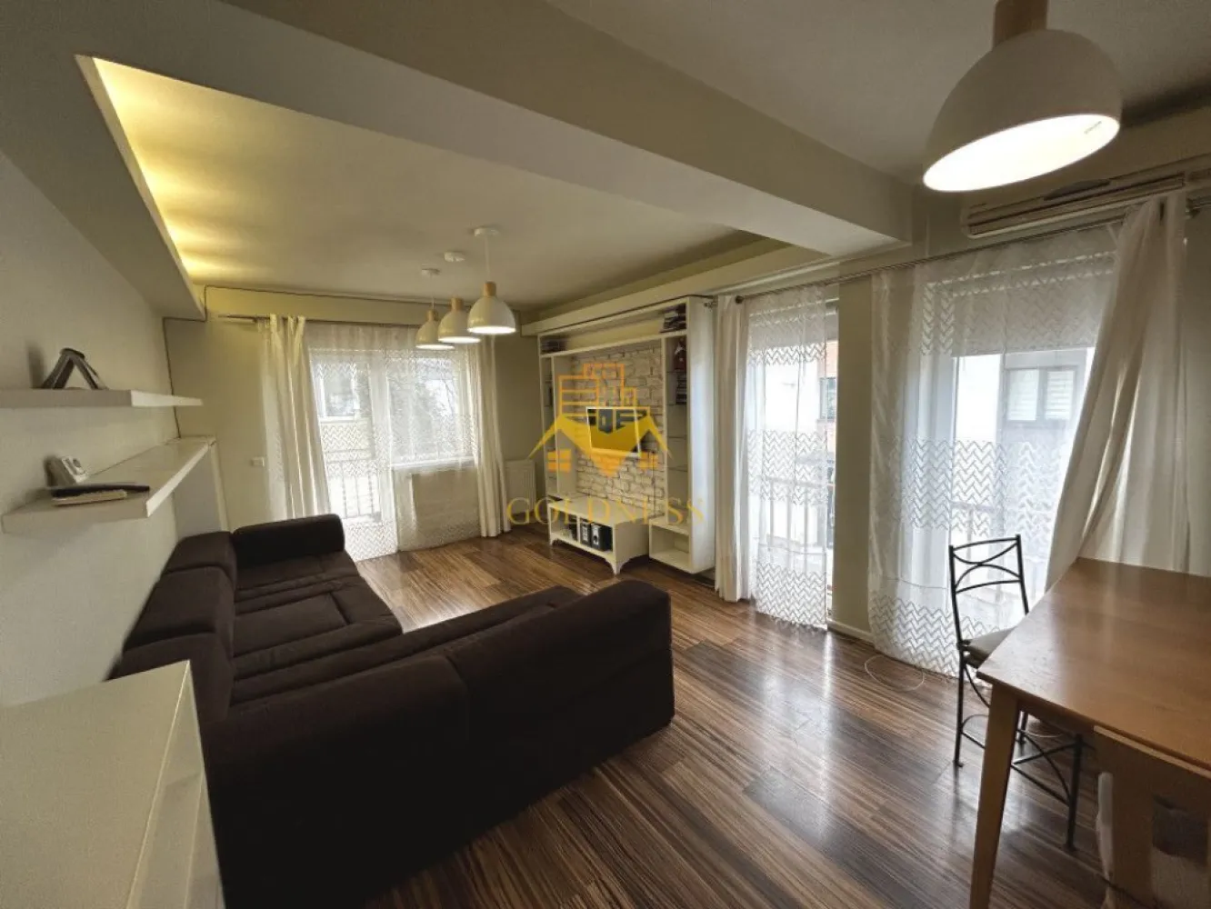 2 camere open space, Modern, Parcare, Floresti, Profi, Muzeul Apei - GOLDNESS Imobiliare vă propune spre închiriere un apartament cu 2 camere open space, complet mobilat și utilat, la etajul 1 într-un imobil de 4 etaje, situat in Floresti.
Disponibilitate de parcare in fata blocului! 
Se află în apropierea stațiilor de transport în comun, magazine, restaurante, spații verzi, farmacii, etc. 

Apartamentul este compartimentat astfel:
 - dormitor cu pat matrimonial, dressing, noptiere
 - living cu bucatarie open space complet utilată și mobilată, canapea extensibilă, loc de servit masa 
 - baie cu cada, calorifer port prosop și dulap pentru depozitare.
 - balcon de 9 mp.

Imobilul este dotat cu toate cele necesare- centrală proprie, frigider, aragaz, hotă, mașină de spălat haine, televizor, etc. 

Dacă sunteți interesați de acest apartament și doriți să îl vizionați, dar și pentru alte oferte nu ezitați să ne contactați telefonic sau prin e-mail. Vă stăm la dispoziție!
Pentru intermediere se percepe un comision de 50% din prețul chiriei!