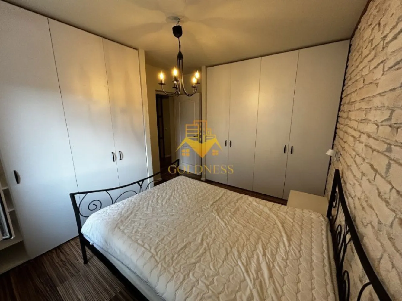 2 camere open space, Modern, Parcare, Floresti, Profi, Muzeul Apei - GOLDNESS Imobiliare vă propune spre închiriere un apartament cu 2 camere open space, complet mobilat și utilat, la etajul 1 într-un imobil de 4 etaje, situat in Floresti.
Disponibilitate de parcare in fata blocului! 
Se află în apropierea stațiilor de transport în comun, magazine, restaurante, spații verzi, farmacii, etc. 

Apartamentul este compartimentat astfel:
 - dormitor cu pat matrimonial, dressing, noptiere
 - living cu bucatarie open space complet utilată și mobilată, canapea extensibilă, loc de servit masa 
 - baie cu cada, calorifer port prosop și dulap pentru depozitare.
 - balcon de 9 mp.

Imobilul este dotat cu toate cele necesare- centrală proprie, frigider, aragaz, hotă, mașină de spălat haine, televizor, etc. 

Dacă sunteți interesați de acest apartament și doriți să îl vizionați, dar și pentru alte oferte nu ezitați să ne contactați telefonic sau prin e-mail. Vă stăm la dispoziție!
Pentru intermediere se percepe un comision de 50% din prețul chiriei!