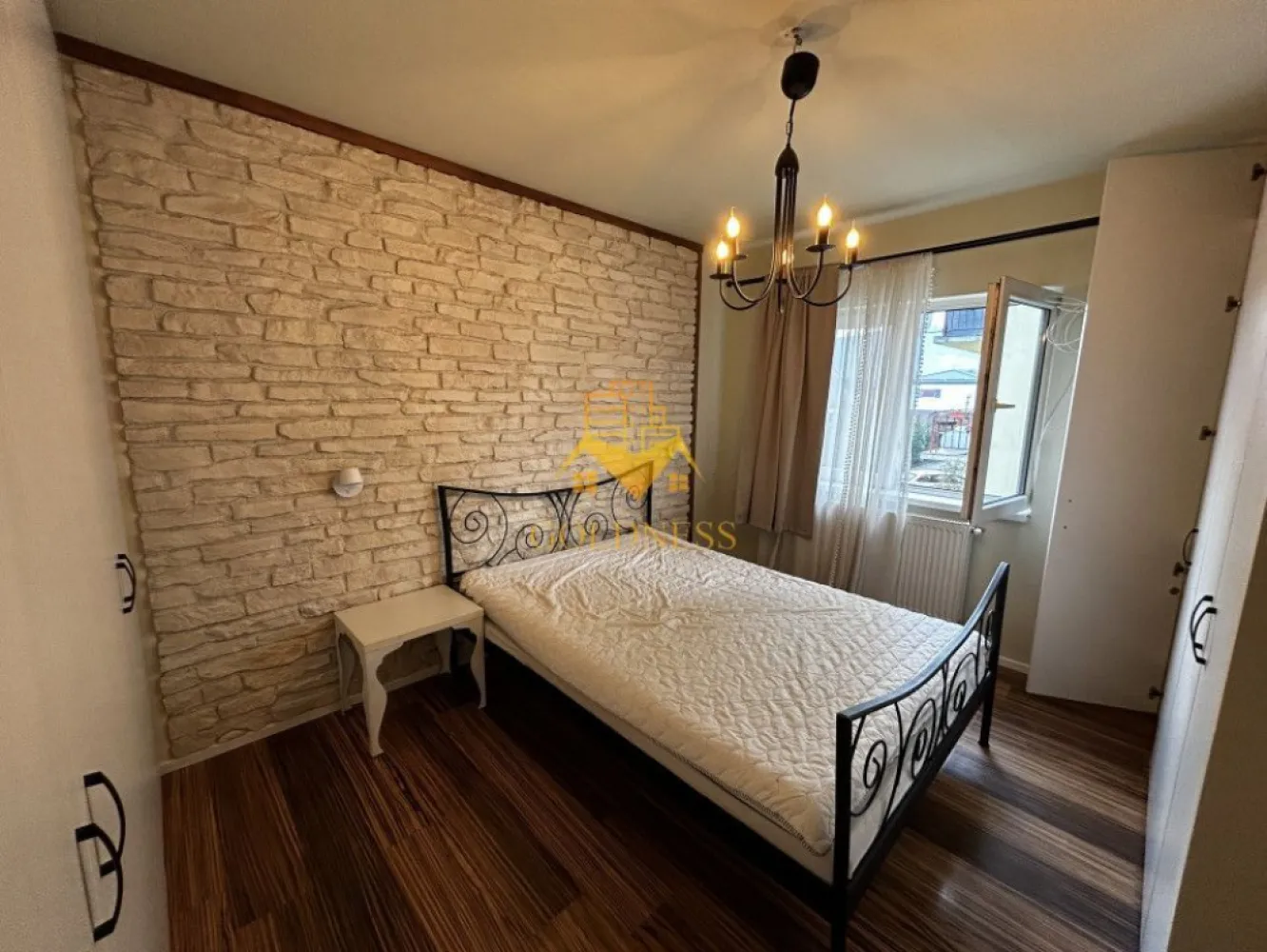 2 camere open space, Modern, Parcare, Floresti, Profi, Muzeul Apei - GOLDNESS Imobiliare vă propune spre închiriere un apartament cu 2 camere open space, complet mobilat și utilat, la etajul 1 într-un imobil de 4 etaje, situat in Floresti.
Disponibilitate de parcare in fata blocului! 
Se află în apropierea stațiilor de transport în comun, magazine, restaurante, spații verzi, farmacii, etc. 

Apartamentul este compartimentat astfel:
 - dormitor cu pat matrimonial, dressing, noptiere
 - living cu bucatarie open space complet utilată și mobilată, canapea extensibilă, loc de servit masa 
 - baie cu cada, calorifer port prosop și dulap pentru depozitare.
 - balcon de 9 mp.

Imobilul este dotat cu toate cele necesare- centrală proprie, frigider, aragaz, hotă, mașină de spălat haine, televizor, etc. 

Dacă sunteți interesați de acest apartament și doriți să îl vizionați, dar și pentru alte oferte nu ezitați să ne contactați telefonic sau prin e-mail. Vă stăm la dispoziție!
Pentru intermediere se percepe un comision de 50% din prețul chiriei!