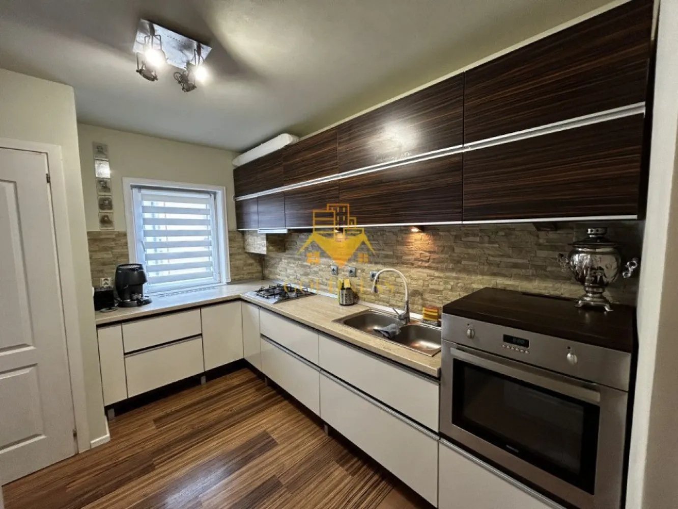 2 camere open space, Modern, Parcare, Floresti, Profi, Muzeul Apei - GOLDNESS Imobiliare vă propune spre închiriere un apartament cu 2 camere open space, complet mobilat și utilat, la etajul 1 într-un imobil de 4 etaje, situat in Floresti.
Disponibilitate de parcare in fata blocului! 
Se află în apropierea stațiilor de transport în comun, magazine, restaurante, spații verzi, farmacii, etc. 

Apartamentul este compartimentat astfel:
 - dormitor cu pat matrimonial, dressing, noptiere
 - living cu bucatarie open space complet utilată și mobilată, canapea extensibilă, loc de servit masa 
 - baie cu cada, calorifer port prosop și dulap pentru depozitare.
 - balcon de 9 mp.

Imobilul este dotat cu toate cele necesare- centrală proprie, frigider, aragaz, hotă, mașină de spălat haine, televizor, etc. 

Dacă sunteți interesați de acest apartament și doriți să îl vizionați, dar și pentru alte oferte nu ezitați să ne contactați telefonic sau prin e-mail. Vă stăm la dispoziție!
Pentru intermediere se percepe un comision de 50% din prețul chiriei!