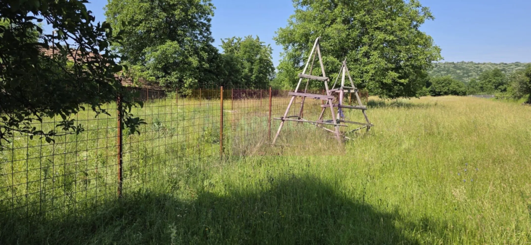 Teren intravilan 2453 mp de vanzare in Brebu - Teren intravilan de vânzare în Brebu – 2.453 mp de natură, liniște și oportunitate!

Agentia Imobiliară Mervani vă propune spre vânzare un teren intravilan cu suprafața de 2.453 mp și deschidere de 16,78 ml, situat într-o zonă centrală și foarte apreciată din comuna Brebu.

Teren drept, ușor de valorificat
 Acces direct la drum asfaltat
Toate utilitățile la limita proprietății:
apă
canalizare
energie electrică
gaze naturale
CATV și internet

Un mare avantaj al proprietății este cadrul natural deosebit: pe una dintre laturile din spate curge un pârâu, iar împrejurimile sunt dominate de spații verzi, peisaje frumoase și locuințe elegante.

Localizare excelentă, în zona centrală a comunei Brebu, una dintre cele mai căutate localități din nordul județului Prahova.

Brebu se află la aproximativ 100 km de București și oferă acces rapid către numeroase atracții turistice:
Mănăstirea Brebu, monument istoric din secolul al XVII-lea, unul dintre cele mai valoroase ansambluri arhitecturale din România.
Lacul Brebu
Lacul și Barajul Paltinu din Valea Doftanei, o zonă apreciată pentru peisajele sale spectaculoase și activitățile în aer liber.
 Valea Doftanei, recunoscută pentru natură, liniște și aer curat.

Ideal pentru construirea unei locuințe permanente, a unei case de vacanță sau pentru investiție!
Pentru detalii și vizionări:
Agentia Imobiliară Mervani
0729 935 536
