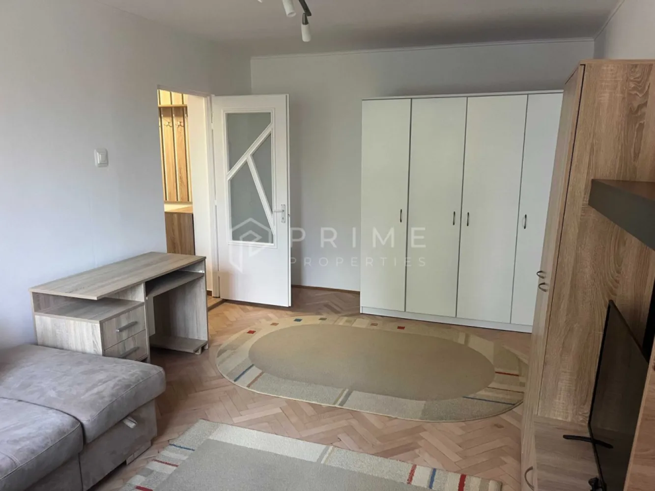 Apartament 2 Camere Recent Renovate – Cartier Cornișa - Cauți un apartament primitor, într-una dintre cele mai căutate zone din Târgu Mureș? Vă propunem spre închiriere pe termen lung un apartament cu 2 camere situat pe strada Nicolae Grigorescu, într-o locație liniștită, cu o vedere frumoasă către platou.

De ce să alegi acest apartament:
Stare Impecabilă: Apartamentul a fost recent renovat integral, fiind pregătit să ofere un mediu proaspăt și modern.
Dotări Complete: Locuința este echipată cu electrocasnice noi, inclusiv aer condiționat pentru confort termic în zilele călduroase, cuptor electric și mașină de spălat.
Confort & Liniște: Situat la etajul 4/4, într-o zonă liniștită, apartamentul oferă intimitate și o panoramă plăcută.
Poziționare: Cartierul Cornișa este ideal pentru cei care doresc proximitate față de unitățile spitalicești, universități și centrul orașului, beneficiind de un acces facil la toate punctele de interes.
Detalii financiare:
Chirie: 450 EUR / lună.
Garantie: 1 lună de chirie
Comision: 50% din valoarea unei chirii. 

Promisiunea Prime Properties: Vă oferim siguranță, transparență și servicii impecabile pe tot parcursul drumului către casa ideală. Dacă această proprietate nu corespunde nevoilor dumneavoastră, lăsați-ne să găsim alternativa potrivită stilului dumneavoastră de viață.

📞 Pentru mai multe detalii sau pentru a programa o vizionare, vă rugăm să ne contactați!