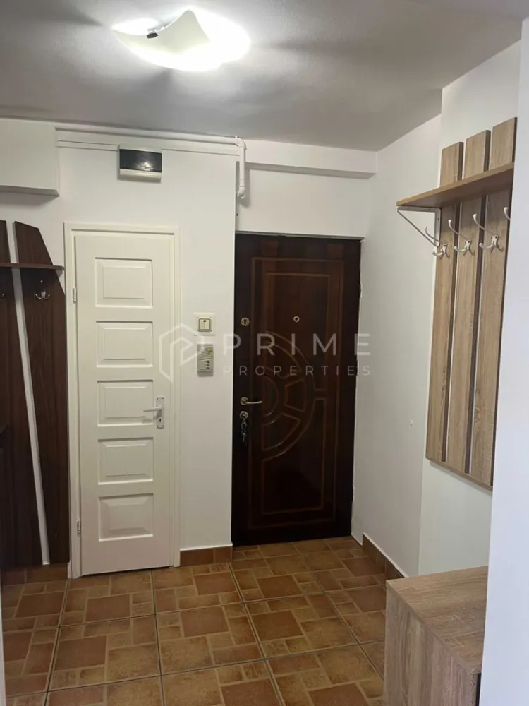 Apartament 2 Camere Recent Renovate – Cartier Cornișa - Cauți un apartament primitor, într-una dintre cele mai căutate zone din Târgu Mureș? Vă propunem spre închiriere pe termen lung un apartament cu 2 camere situat pe strada Nicolae Grigorescu, într-o locație liniștită, cu o vedere frumoasă către platou.

De ce să alegi acest apartament:
Stare Impecabilă: Apartamentul a fost recent renovat integral, fiind pregătit să ofere un mediu proaspăt și modern.
Dotări Complete: Locuința este echipată cu electrocasnice noi, inclusiv aer condiționat pentru confort termic în zilele călduroase, cuptor electric și mașină de spălat.
Confort & Liniște: Situat la etajul 4/4, într-o zonă liniștită, apartamentul oferă intimitate și o panoramă plăcută.
Poziționare: Cartierul Cornișa este ideal pentru cei care doresc proximitate față de unitățile spitalicești, universități și centrul orașului, beneficiind de un acces facil la toate punctele de interes.
Detalii financiare:
Chirie: 450 EUR / lună.
Garantie: 1 lună de chirie
Comision: 50% din valoarea unei chirii. 

Promisiunea Prime Properties: Vă oferim siguranță, transparență și servicii impecabile pe tot parcursul drumului către casa ideală. Dacă această proprietate nu corespunde nevoilor dumneavoastră, lăsați-ne să găsim alternativa potrivită stilului dumneavoastră de viață.

📞 Pentru mai multe detalii sau pentru a programa o vizionare, vă rugăm să ne contactați!