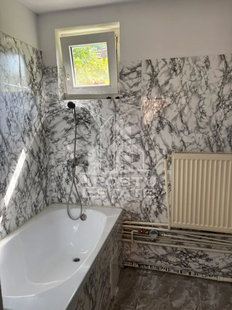 Apartament cu 1 camera , de inchiriat , zona Freidorf , Timisoara - Agentia imobiliara APOSTU ESTATE va propune spre inchiriere un apartament cu o camera, spatios si luminos, situat in zona Freidorf , Timisoara , o zona linistita si bine pozitionata , potrivit pentru cupluri sau studenti, care isi doresc o locuinta unde sa se simta confortabil si cu acces facil catre scoli, statii de autobuz, supermarketuri , magazine de zona, parcuri.

Suprafata utila: 25 mp
Compartimentare eficienta:
-Bucatarie complet mobilata si utilata
-Dormitor mobilat si utilat
-Baie prevazuta cu cabina dus

Confort si facilitati:
-Incalzirea apartamentului: centrala
-Apartamentul este complet mobilat si utilat
-Nu se accepta animale de companie de catre proprietar

Localizare:
-zona Freidorf , Timisoara – acces facil spre magazine , scoli, parcuri si mijloace de transport in comun.

Ideal pentru:
-Familii
-Studenti
-Cupluri

Disponibilitate: imediat
Pret chirie lunara: 250 euro
Programeaza o vizionare pentru a-ti putea imagina viitorul aici!
ID intern:CP3164745