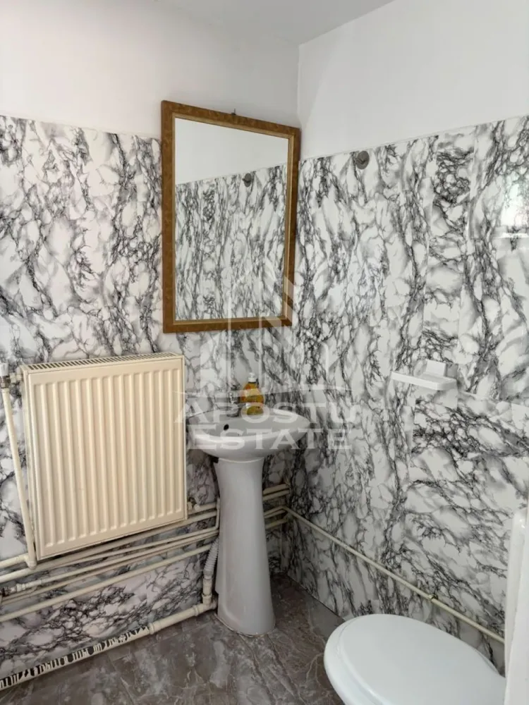 Apartament cu 1 camera , de inchiriat , zona Freidorf , Timisoara - Agentia imobiliara APOSTU ESTATE va propune spre inchiriere un apartament cu o camera, spatios si luminos, situat in zona Freidorf , Timisoara , o zona linistita si bine pozitionata , potrivit pentru cupluri sau studenti, care isi doresc o locuinta unde sa se simta confortabil si cu acces facil catre scoli, statii de autobuz, supermarketuri , magazine de zona, parcuri.

Suprafata utila: 25 mp
Compartimentare eficienta:
-Bucatarie complet mobilata si utilata
-Dormitor mobilat si utilat
-Baie prevazuta cu cabina dus

Confort si facilitati:
-Incalzirea apartamentului: centrala
-Apartamentul este complet mobilat si utilat
-Nu se accepta animale de companie de catre proprietar

Localizare:
-zona Freidorf , Timisoara – acces facil spre magazine , scoli, parcuri si mijloace de transport in comun.

Ideal pentru:
-Familii
-Studenti
-Cupluri

Disponibilitate: imediat
Pret chirie lunara: 250 euro
Programeaza o vizionare pentru a-ti putea imagina viitorul aici!
ID intern:CP3164745