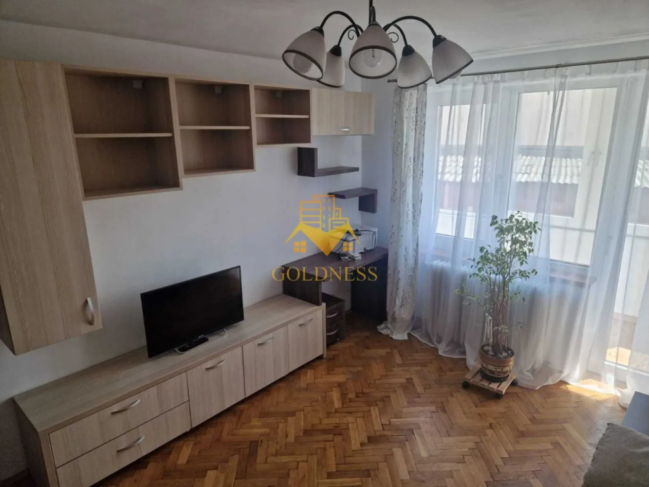 2 camere Gruia, Parcul Cetățuia, Central, Horea, UBB, 2 Parcări - GOLDNESS Imobiliare vă propune spre închiriere un apartament cu 2 camere complet mobilat și utilat, la Parter înalt într-un imobil de 3 etaje, în Cartierul Gruia.
Dispune de 2 locuri de parcare!
Se află în apropierea stațiilor de transport în comun, magazine, restaurante, spații verzi, farmacii, etc. 

Apartamentul este compartimentat astfel:
 - dormitor cu pat matrimonial, dressing, noptiere
 - living cu canapea extensibilă 
 - bucătărie complet utilată și mobilată, loc de servit masa 
 - baie cu cada, calorifer port prosop și dulap pentru depozitare.
 - balcon 5mp.

Imobilul este dotat cu toate cele necesare- centrală proprie, încălzire în pardoseala, frigider, aragaz, hotă, mașină de spălat haine și vase, etc. 

Dacă sunteți interesați de acest apartament și doriți să îl vizionați, dar și pentru alte oferte nu ezitați să ne contactați telefonic sau prin e-mail. Vă stăm la dispoziție!
Pentru intermediere se percepe un comision de 50% din prețul chiriei!