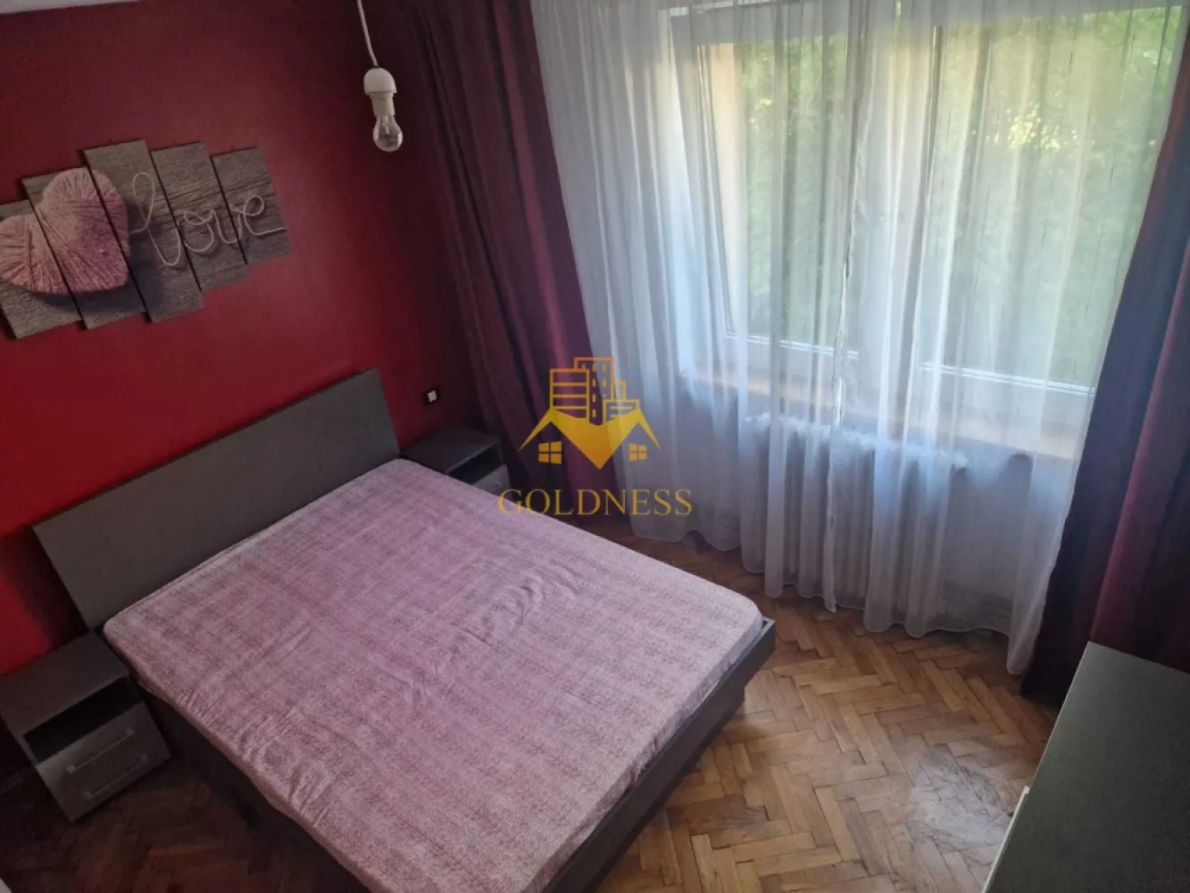 2 camere Gruia, Parcul Cetățuia, Central, Horea, UBB, 2 Parcări - GOLDNESS Imobiliare vă propune spre închiriere un apartament cu 2 camere complet mobilat și utilat, la Parter înalt într-un imobil de 3 etaje, în Cartierul Gruia.
Dispune de 2 locuri de parcare!
Se află în apropierea stațiilor de transport în comun, magazine, restaurante, spații verzi, farmacii, etc. 

Apartamentul este compartimentat astfel:
 - dormitor cu pat matrimonial, dressing, noptiere
 - living cu canapea extensibilă 
 - bucătărie complet utilată și mobilată, loc de servit masa 
 - baie cu cada, calorifer port prosop și dulap pentru depozitare.
 - balcon 5mp.

Imobilul este dotat cu toate cele necesare- centrală proprie, încălzire în pardoseala, frigider, aragaz, hotă, mașină de spălat haine și vase, etc. 

Dacă sunteți interesați de acest apartament și doriți să îl vizionați, dar și pentru alte oferte nu ezitați să ne contactați telefonic sau prin e-mail. Vă stăm la dispoziție!
Pentru intermediere se percepe un comision de 50% din prețul chiriei!