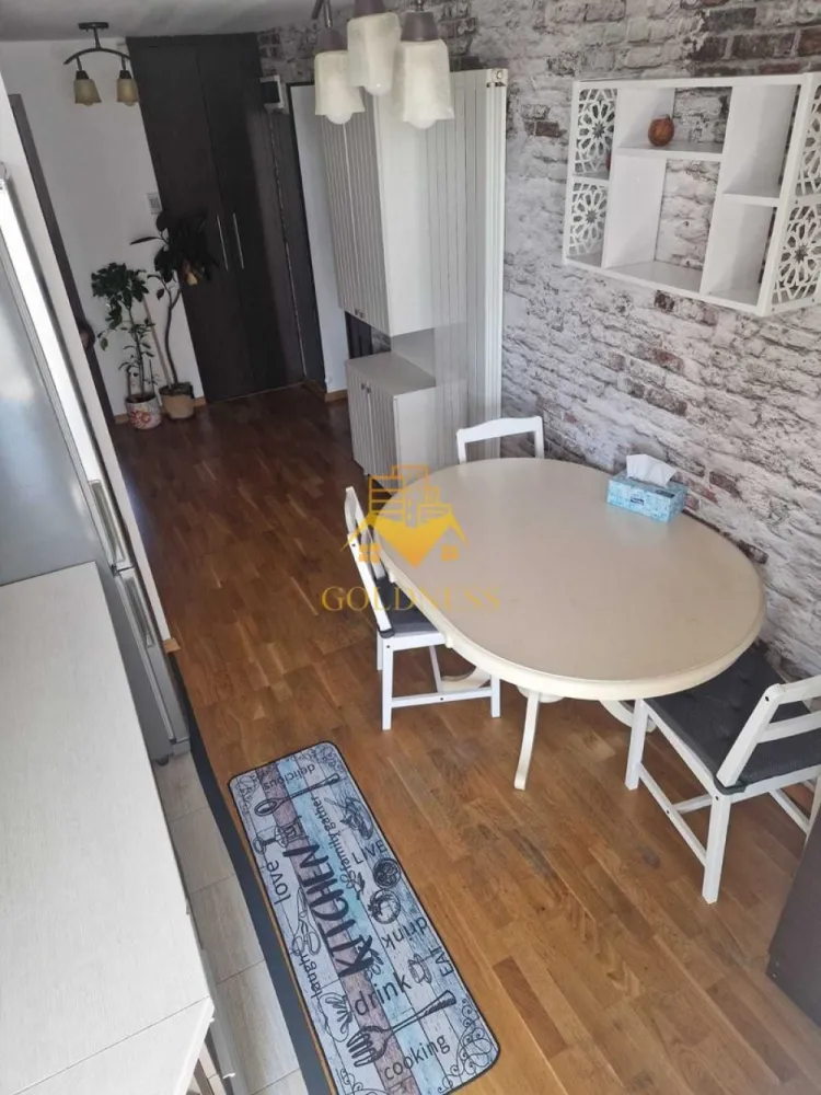 2 camere Gruia, Parcul Cetățuia, Central, Horea, UBB, 2 Parcări - GOLDNESS Imobiliare vă propune spre închiriere un apartament cu 2 camere complet mobilat și utilat, la Parter înalt într-un imobil de 3 etaje, în Cartierul Gruia.
Dispune de 2 locuri de parcare!
Se află în apropierea stațiilor de transport în comun, magazine, restaurante, spații verzi, farmacii, etc. 

Apartamentul este compartimentat astfel:
 - dormitor cu pat matrimonial, dressing, noptiere
 - living cu canapea extensibilă 
 - bucătărie complet utilată și mobilată, loc de servit masa 
 - baie cu cada, calorifer port prosop și dulap pentru depozitare.
 - balcon 5mp.

Imobilul este dotat cu toate cele necesare- centrală proprie, încălzire în pardoseala, frigider, aragaz, hotă, mașină de spălat haine și vase, etc. 

Dacă sunteți interesați de acest apartament și doriți să îl vizionați, dar și pentru alte oferte nu ezitați să ne contactați telefonic sau prin e-mail. Vă stăm la dispoziție!
Pentru intermediere se percepe un comision de 50% din prețul chiriei!