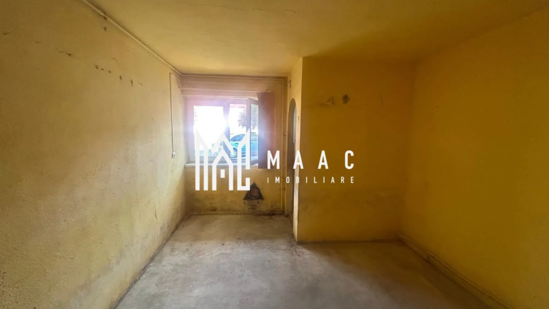Garsonieră 28 MP | Parter | Cisnădie | Ideală pentru Investiție - MAAC Imobiliare va propune spre vanzare o garsonieră decomandată, situată pe Strada Florilor din Cisnădie, la parterul unui imobil cu 4 etaje destinat locuințelor de tip garsonieră.

Locuința are o suprafață utilă de 28 mp și este compartimentată practic, oferind:

cameră spațioasă;
bucătărie separată;
baie separată;
hol de acces.

Garsoniera beneficiază de centrală termică proprie, ceea ce asigură independență și control asupra costurilor de încălzire.

Imobilul necesită renovare, reprezentând o oportunitate excelentă pentru viitorii proprietari de a-l amenaja și personaliza după propriul gust și necesități, fără compromisuri impuse de finisaje existente.

Avantaje:

compartimentare decomandată;
parter, acces facil;
bucătărie și baie separate;
centrală termică proprie;
zonă liniștită;
posibilitate de amenajare după preferințe;
liberă de sarcini.

Zona oferă acces facil către magazine, transport și alte puncte de interes din Cisnădie, fiind apreciată pentru liniște și accesibilitate. Datorită dimensiunii compacte și cheltuielilor reduse, proprietatea este ideală pentru studenți, persoane singure sau pentru cei care caută o investiție imobiliară avantajoasă.

Proprietatea este disponibilă pentru achiziție atât din surse proprii, cât și prin credit ipotecar, actele fiind pregătite pentru vânzare.
Pentru mai multe detalii sau pentru programarea unei vizionări, vă rugăm să precizați telefonic că ați văzut anunțul cu CP3163497.