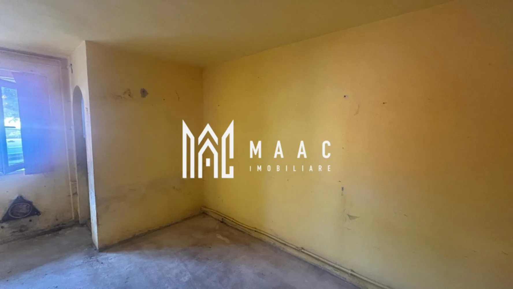 Garsonieră 28 MP | Parter | Cisnădie | Ideală pentru Investiție - MAAC Imobiliare va propune spre vanzare o garsonieră decomandată, situată pe Strada Florilor din Cisnădie, la parterul unui imobil cu 4 etaje destinat locuințelor de tip garsonieră.

Locuința are o suprafață utilă de 28 mp și este compartimentată practic, oferind:

cameră spațioasă;
bucătărie separată;
baie separată;
hol de acces.

Garsoniera beneficiază de centrală termică proprie, ceea ce asigură independență și control asupra costurilor de încălzire.

Imobilul necesită renovare, reprezentând o oportunitate excelentă pentru viitorii proprietari de a-l amenaja și personaliza după propriul gust și necesități, fără compromisuri impuse de finisaje existente.

Avantaje:

compartimentare decomandată;
parter, acces facil;
bucătărie și baie separate;
centrală termică proprie;
zonă liniștită;
posibilitate de amenajare după preferințe;
liberă de sarcini.

Zona oferă acces facil către magazine, transport și alte puncte de interes din Cisnădie, fiind apreciată pentru liniște și accesibilitate. Datorită dimensiunii compacte și cheltuielilor reduse, proprietatea este ideală pentru studenți, persoane singure sau pentru cei care caută o investiție imobiliară avantajoasă.

Proprietatea este disponibilă pentru achiziție atât din surse proprii, cât și prin credit ipotecar, actele fiind pregătite pentru vânzare.
Pentru mai multe detalii sau pentru programarea unei vizionări, vă rugăm să precizați telefonic că ați văzut anunțul cu CP3163497.