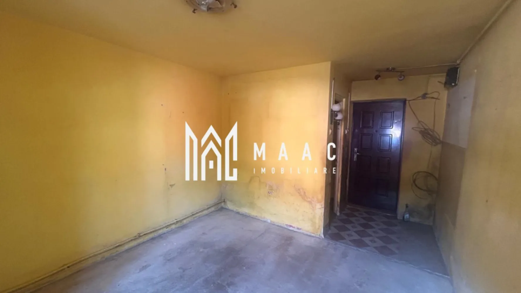 Garsonieră 28 MP | Parter | Cisnădie | Ideală pentru Investiție - MAAC Imobiliare va propune spre vanzare o garsonieră decomandată, situată pe Strada Florilor din Cisnădie, la parterul unui imobil cu 4 etaje destinat locuințelor de tip garsonieră.

Locuința are o suprafață utilă de 28 mp și este compartimentată practic, oferind:

cameră spațioasă;
bucătărie separată;
baie separată;
hol de acces.

Garsoniera beneficiază de centrală termică proprie, ceea ce asigură independență și control asupra costurilor de încălzire.

Imobilul necesită renovare, reprezentând o oportunitate excelentă pentru viitorii proprietari de a-l amenaja și personaliza după propriul gust și necesități, fără compromisuri impuse de finisaje existente.

Avantaje:

compartimentare decomandată;
parter, acces facil;
bucătărie și baie separate;
centrală termică proprie;
zonă liniștită;
posibilitate de amenajare după preferințe;
liberă de sarcini.

Zona oferă acces facil către magazine, transport și alte puncte de interes din Cisnădie, fiind apreciată pentru liniște și accesibilitate. Datorită dimensiunii compacte și cheltuielilor reduse, proprietatea este ideală pentru studenți, persoane singure sau pentru cei care caută o investiție imobiliară avantajoasă.

Proprietatea este disponibilă pentru achiziție atât din surse proprii, cât și prin credit ipotecar, actele fiind pregătite pentru vânzare.
Pentru mai multe detalii sau pentru programarea unei vizionări, vă rugăm să precizați telefonic că ați văzut anunțul cu CP3163497.