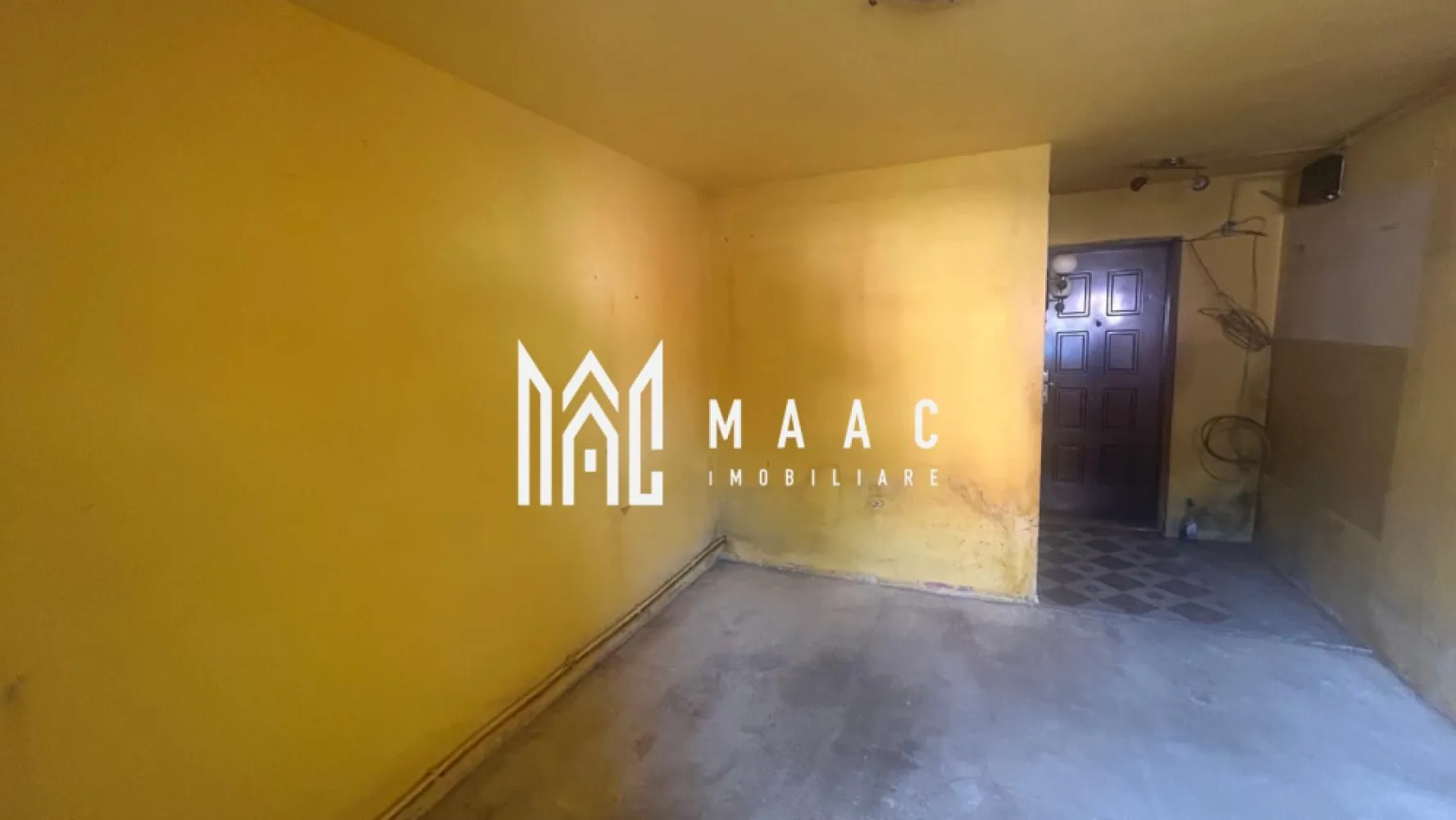 Garsonieră 28 MP | Parter | Cisnădie | Ideală pentru Investiție - MAAC Imobiliare va propune spre vanzare o garsonieră decomandată, situată pe Strada Florilor din Cisnădie, la parterul unui imobil cu 4 etaje destinat locuințelor de tip garsonieră.

Locuința are o suprafață utilă de 28 mp și este compartimentată practic, oferind:

cameră spațioasă;
bucătărie separată;
baie separată;
hol de acces.

Garsoniera beneficiază de centrală termică proprie, ceea ce asigură independență și control asupra costurilor de încălzire.

Imobilul necesită renovare, reprezentând o oportunitate excelentă pentru viitorii proprietari de a-l amenaja și personaliza după propriul gust și necesități, fără compromisuri impuse de finisaje existente.

Avantaje:

compartimentare decomandată;
parter, acces facil;
bucătărie și baie separate;
centrală termică proprie;
zonă liniștită;
posibilitate de amenajare după preferințe;
liberă de sarcini.

Zona oferă acces facil către magazine, transport și alte puncte de interes din Cisnădie, fiind apreciată pentru liniște și accesibilitate. Datorită dimensiunii compacte și cheltuielilor reduse, proprietatea este ideală pentru studenți, persoane singure sau pentru cei care caută o investiție imobiliară avantajoasă.

Proprietatea este disponibilă pentru achiziție atât din surse proprii, cât și prin credit ipotecar, actele fiind pregătite pentru vânzare.
Pentru mai multe detalii sau pentru programarea unei vizionări, vă rugăm să precizați telefonic că ați văzut anunțul cu CP3163497.