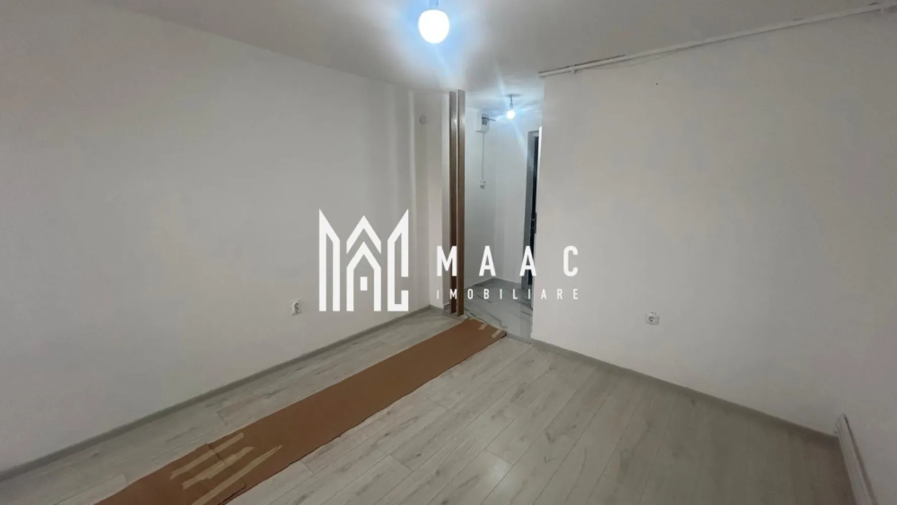 Garsonieră 29 MP | Balcon | Cisnădie | Ideală pentru Investiție - MAAC Imobiliare va propune spre vanzare o garsonieră decomandată, situată pe Strada Florilor din Cisnădie, într-un imobil cu 4 etaje destinat locuințelor de tip garsonieră.

Locuința are o suprafață utilă de 29 mp și este compartimentată practic, oferind:

cameră spațioasă;
bucătărie separată;
baie separată;
hol de acces.
balcon de 2 mp.

Garsoniera beneficiază de centrală termică proprie și este renovată complet, fiind pregătită pentru a fi locuită imediat sau pentru a reprezenta o investiție excelentă.

Avantaje:

compartimentare decomandată;
bucătărie și baie separate;
centrală termică proprie;
renovată complet;
zonă liniștită;
ideală pentru locuit sau investiție;
liberă de sarcini.

Zona oferă acces facil către magazine, transport și alte puncte de interes din Cisnădie, fiind apreciată pentru liniște și accesibilitate. Datorită dimensiunii compacte și cheltuielilor reduse, proprietatea este ideală pentru studenți, persoane singure sau pentru cei care caută o investiție imobiliară avantajoasă.
Proprietatea este disponibilă pentru achiziție atât din surse proprii, cât și prin credit ipotecar, actele fiind pregătite pentru vânzare.
Pentru mai multe detalii sau pentru programarea unei vizionări, vă rugăm să precizați telefonic că ați văzut anunțul cu CP3164954.