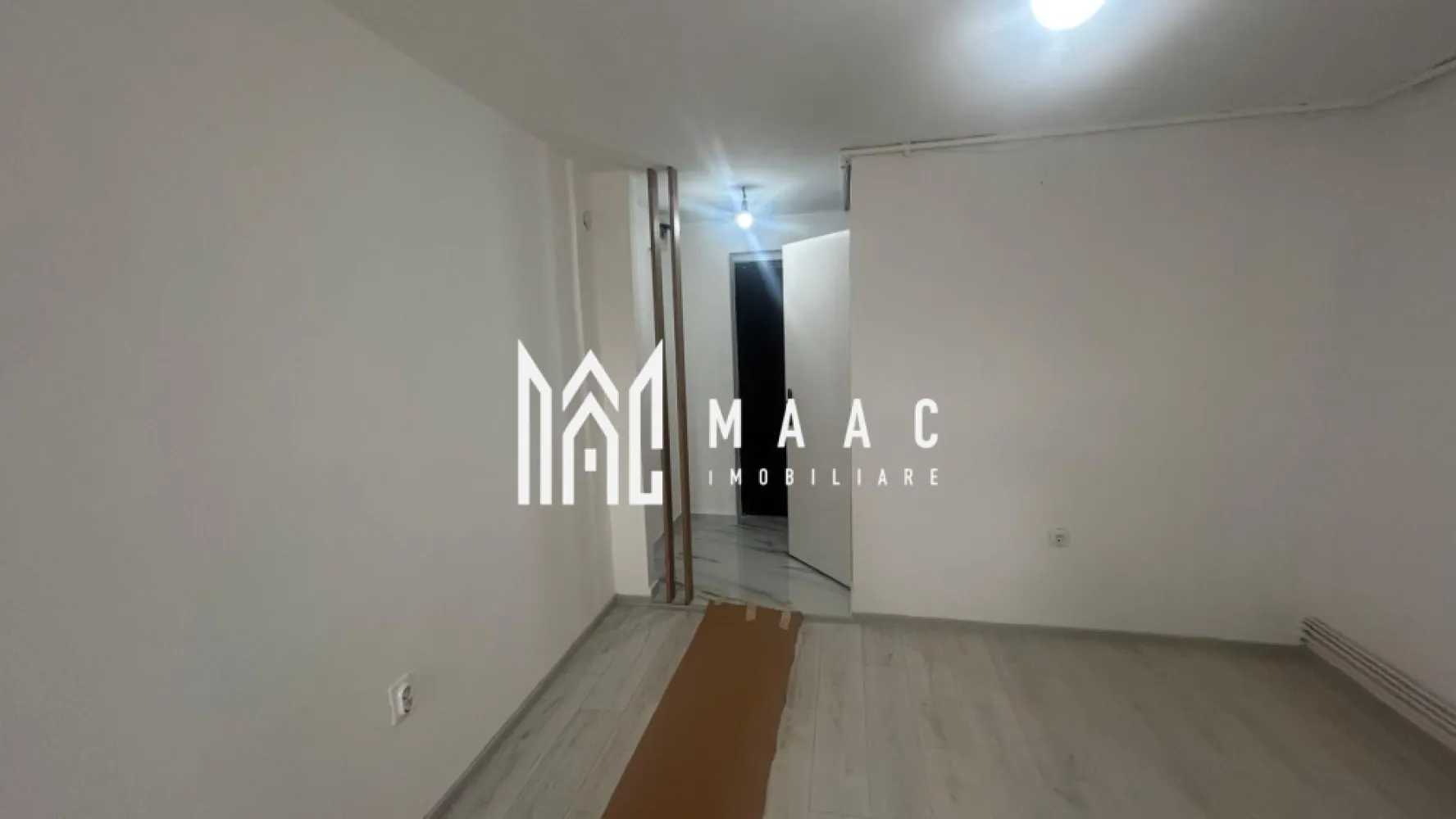 Garsonieră 29 MP | Balcon | Cisnădie | Ideală pentru Investiție - MAAC Imobiliare va propune spre vanzare o garsonieră decomandată, situată pe Strada Florilor din Cisnădie, într-un imobil cu 4 etaje destinat locuințelor de tip garsonieră.

Locuința are o suprafață utilă de 29 mp și este compartimentată practic, oferind:

cameră spațioasă;
bucătărie separată;
baie separată;
hol de acces.
balcon de 2 mp.

Garsoniera beneficiază de centrală termică proprie și este renovată complet, fiind pregătită pentru a fi locuită imediat sau pentru a reprezenta o investiție excelentă.

Avantaje:

compartimentare decomandată;
bucătărie și baie separate;
centrală termică proprie;
renovată complet;
zonă liniștită;
ideală pentru locuit sau investiție;
liberă de sarcini.

Zona oferă acces facil către magazine, transport și alte puncte de interes din Cisnădie, fiind apreciată pentru liniște și accesibilitate. Datorită dimensiunii compacte și cheltuielilor reduse, proprietatea este ideală pentru studenți, persoane singure sau pentru cei care caută o investiție imobiliară avantajoasă.
Proprietatea este disponibilă pentru achiziție atât din surse proprii, cât și prin credit ipotecar, actele fiind pregătite pentru vânzare.
Pentru mai multe detalii sau pentru programarea unei vizionări, vă rugăm să precizați telefonic că ați văzut anunțul cu CP3164954.