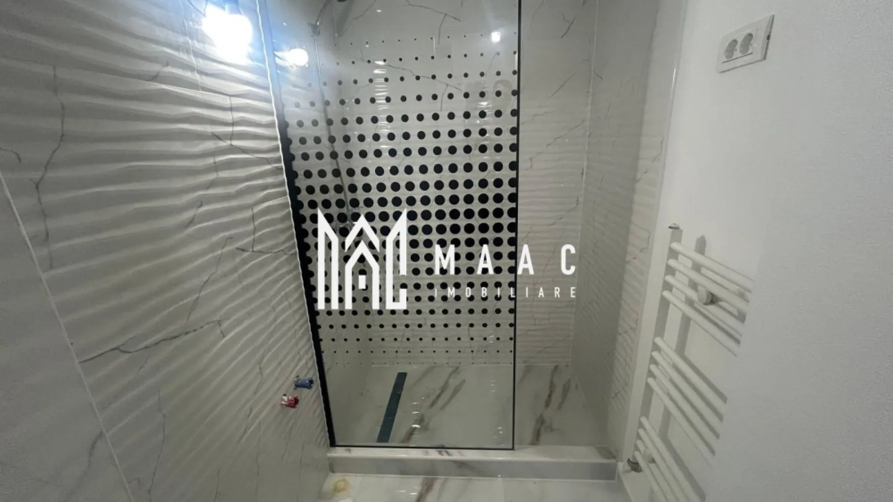 Garsonieră 29 MP | Balcon | Cisnădie | Ideală pentru Investiție - MAAC Imobiliare va propune spre vanzare o garsonieră decomandată, situată pe Strada Florilor din Cisnădie, într-un imobil cu 4 etaje destinat locuințelor de tip garsonieră.

Locuința are o suprafață utilă de 29 mp și este compartimentată practic, oferind:

cameră spațioasă;
bucătărie separată;
baie separată;
hol de acces.
balcon de 2 mp.

Garsoniera beneficiază de centrală termică proprie și este renovată complet, fiind pregătită pentru a fi locuită imediat sau pentru a reprezenta o investiție excelentă.

Avantaje:

compartimentare decomandată;
bucătărie și baie separate;
centrală termică proprie;
renovată complet;
zonă liniștită;
ideală pentru locuit sau investiție;
liberă de sarcini.

Zona oferă acces facil către magazine, transport și alte puncte de interes din Cisnădie, fiind apreciată pentru liniște și accesibilitate. Datorită dimensiunii compacte și cheltuielilor reduse, proprietatea este ideală pentru studenți, persoane singure sau pentru cei care caută o investiție imobiliară avantajoasă.
Proprietatea este disponibilă pentru achiziție atât din surse proprii, cât și prin credit ipotecar, actele fiind pregătite pentru vânzare.
Pentru mai multe detalii sau pentru programarea unei vizionări, vă rugăm să precizați telefonic că ați văzut anunțul cu CP3164954.