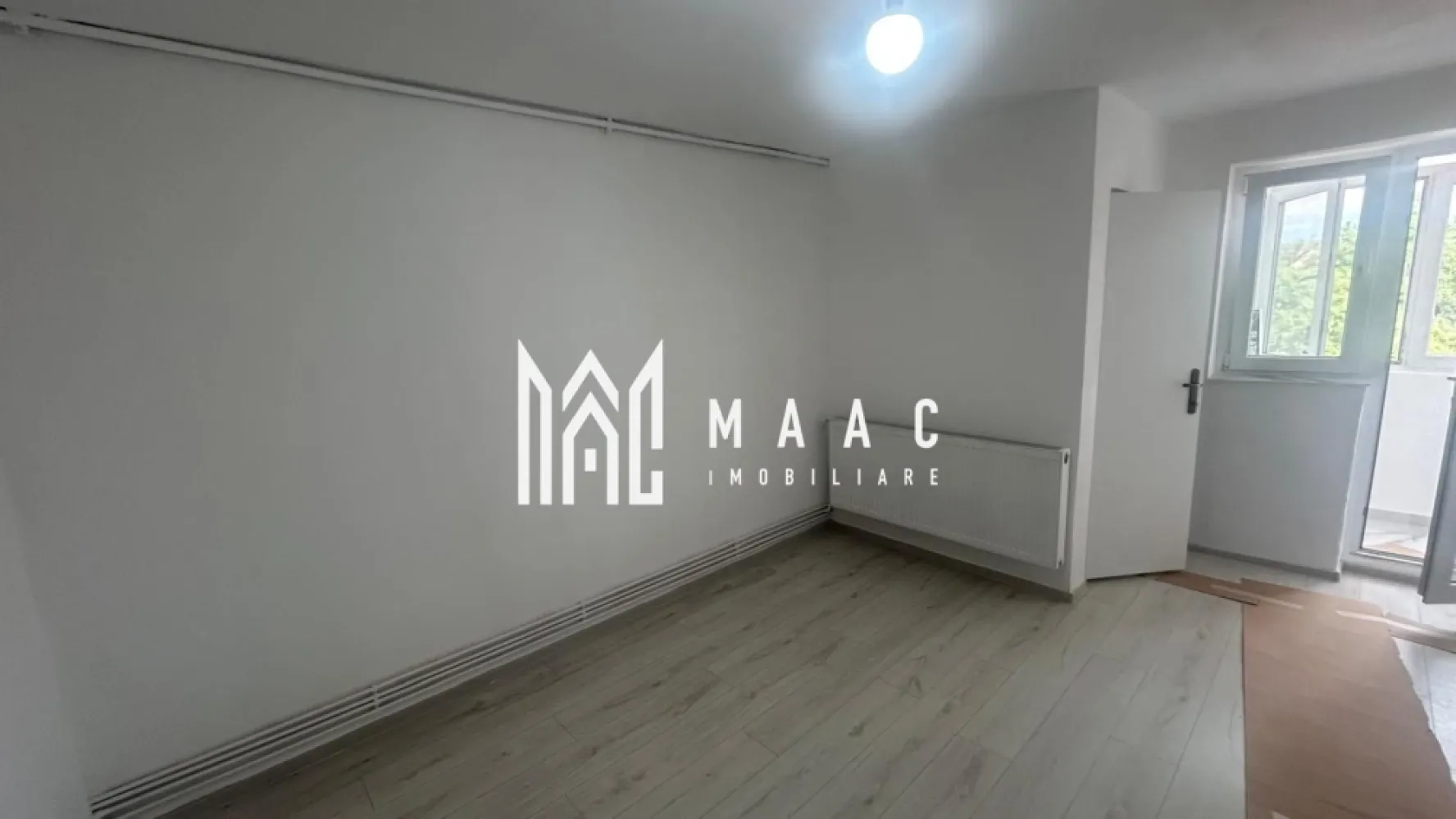 Garsonieră 29 MP | Balcon | Cisnădie | Ideală pentru Investiție - MAAC Imobiliare va propune spre vanzare o garsonieră decomandată, situată pe Strada Florilor din Cisnădie, într-un imobil cu 4 etaje destinat locuințelor de tip garsonieră.

Locuința are o suprafață utilă de 29 mp și este compartimentată practic, oferind:

cameră spațioasă;
bucătărie separată;
baie separată;
hol de acces.
balcon de 2 mp.

Garsoniera beneficiază de centrală termică proprie și este renovată complet, fiind pregătită pentru a fi locuită imediat sau pentru a reprezenta o investiție excelentă.

Avantaje:

compartimentare decomandată;
bucătărie și baie separate;
centrală termică proprie;
renovată complet;
zonă liniștită;
ideală pentru locuit sau investiție;
liberă de sarcini.

Zona oferă acces facil către magazine, transport și alte puncte de interes din Cisnădie, fiind apreciată pentru liniște și accesibilitate. Datorită dimensiunii compacte și cheltuielilor reduse, proprietatea este ideală pentru studenți, persoane singure sau pentru cei care caută o investiție imobiliară avantajoasă.
Proprietatea este disponibilă pentru achiziție atât din surse proprii, cât și prin credit ipotecar, actele fiind pregătite pentru vânzare.
Pentru mai multe detalii sau pentru programarea unei vizionări, vă rugăm să precizați telefonic că ați văzut anunțul cu CP3164954.
