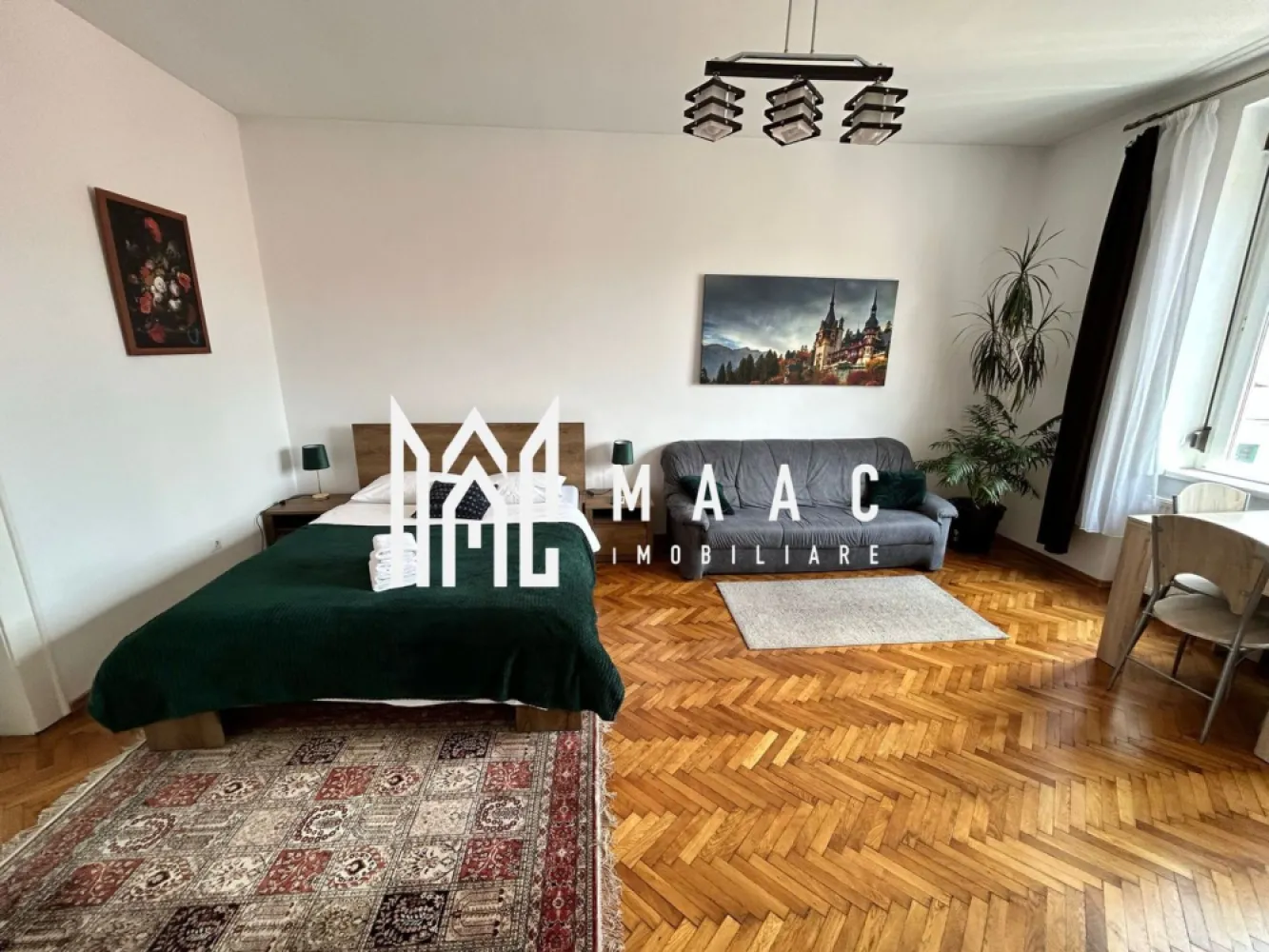 Apartament 1 camera | Etaj 2 | 50 MPU | Central - MAAC Imobiliare vă propune spre închiriere un apartament cu 1 cameră, situat în centrul Sibiului, în zona Orașului de Jos, una dintre cele mai apreciate și căutate zone ale orașului.

Locuința este potrivită atât pentru locuire personală, cât și pentru investiție sau subînchiriere în regim hotelier, datorită poziționării ultracentrale și accesului rapid către principalele atracții turistice din Sibiu.

Detalii apartament
Suprafață utilă: 50 mp
Tavan înalt
Spațiu generos și luminos
Acces la pod și pivniță
Parcare gratuită pe strada imobilului
Dotări și beneficii
Complet mobilat și utilat
Se predă exact ca în fotografii
Include:
așternuturi de pat
prosoape
veselă
tigăi și oale
Gata pentru mutare imediată sau închiriere în regim hotelier
Avantaj major
Posibilitate de închiriere „la cald”
Toate utilitățile incluse în preț
Chirie: 440 euro/lună cu utilități incluse
Avantaje locație
Centrul Istoric Sibiu – Orașul de Jos
Aproape de:
restaurante
cafenele
magazine
obiective turistice
zone pietonale
Acces rapid către toate punctele de interes din oraș
Potrivit pentru

locuință personală
cuplu
investiție
regim hotelier
închiriere pe termen lung
Pentru mai multe informații sau pentru a programa o vizionare, nu ezitați să ne contactați, specificand ID: CP3162431