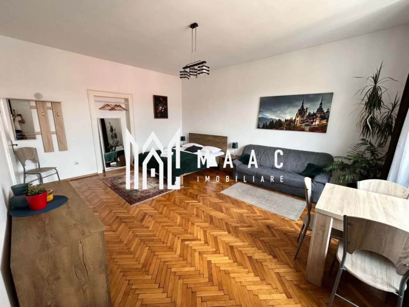 Apartament 1 camera | Etaj 2 | 50 MPU | Central - MAAC Imobiliare vă propune spre închiriere un apartament cu 1 cameră, situat în centrul Sibiului, în zona Orașului de Jos, una dintre cele mai apreciate și căutate zone ale orașului.

Locuința este potrivită atât pentru locuire personală, cât și pentru investiție sau subînchiriere în regim hotelier, datorită poziționării ultracentrale și accesului rapid către principalele atracții turistice din Sibiu.

Detalii apartament
Suprafață utilă: 50 mp
Tavan înalt
Spațiu generos și luminos
Acces la pod și pivniță
Parcare gratuită pe strada imobilului
Dotări și beneficii
Complet mobilat și utilat
Se predă exact ca în fotografii
Include:
așternuturi de pat
prosoape
veselă
tigăi și oale
Gata pentru mutare imediată sau închiriere în regim hotelier
Avantaj major
Posibilitate de închiriere „la cald”
Toate utilitățile incluse în preț
Chirie: 440 euro/lună cu utilități incluse
Avantaje locație
Centrul Istoric Sibiu – Orașul de Jos
Aproape de:
restaurante
cafenele
magazine
obiective turistice
zone pietonale
Acces rapid către toate punctele de interes din oraș
Potrivit pentru

locuință personală
cuplu
investiție
regim hotelier
închiriere pe termen lung
Pentru mai multe informații sau pentru a programa o vizionare, nu ezitați să ne contactați, specificand ID: CP3162431
