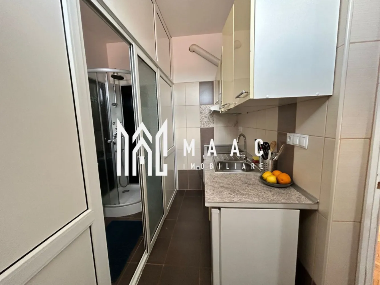 Apartament 1 camera | Etaj 2 | 50 MPU | Central - MAAC Imobiliare vă propune spre închiriere un apartament cu 1 cameră, situat în centrul Sibiului, în zona Orașului de Jos, una dintre cele mai apreciate și căutate zone ale orașului.

Locuința este potrivită atât pentru locuire personală, cât și pentru investiție sau subînchiriere în regim hotelier, datorită poziționării ultracentrale și accesului rapid către principalele atracții turistice din Sibiu.

Detalii apartament
Suprafață utilă: 50 mp
Tavan înalt
Spațiu generos și luminos
Acces la pod și pivniță
Parcare gratuită pe strada imobilului
Dotări și beneficii
Complet mobilat și utilat
Se predă exact ca în fotografii
Include:
așternuturi de pat
prosoape
veselă
tigăi și oale
Gata pentru mutare imediată sau închiriere în regim hotelier
Avantaj major
Posibilitate de închiriere „la cald”
Toate utilitățile incluse în preț
Chirie: 440 euro/lună cu utilități incluse
Avantaje locație
Centrul Istoric Sibiu – Orașul de Jos
Aproape de:
restaurante
cafenele
magazine
obiective turistice
zone pietonale
Acces rapid către toate punctele de interes din oraș
Potrivit pentru

locuință personală
cuplu
investiție
regim hotelier
închiriere pe termen lung
Pentru mai multe informații sau pentru a programa o vizionare, nu ezitați să ne contactați, specificand ID: CP3162431