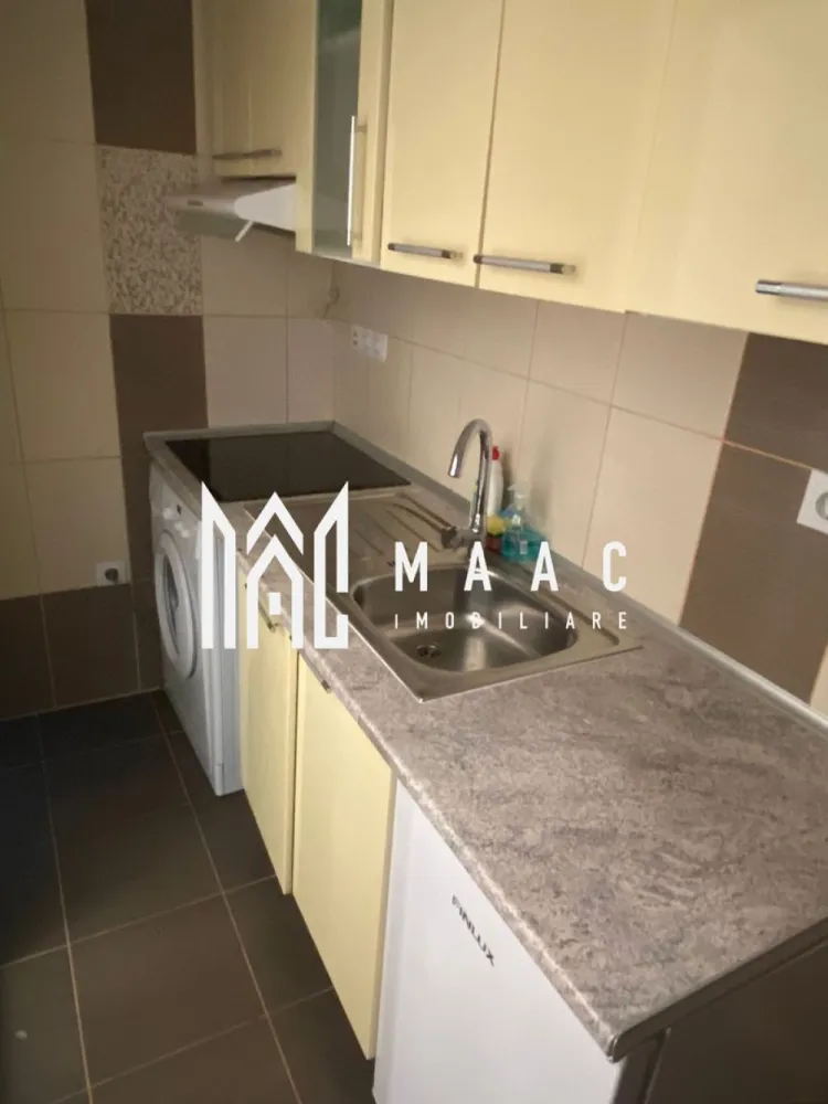 Apartament 1 camera | Etaj 2 | 50 MPU | Central - MAAC Imobiliare vă propune spre închiriere un apartament cu 1 cameră, situat în centrul Sibiului, în zona Orașului de Jos, una dintre cele mai apreciate și căutate zone ale orașului.

Locuința este potrivită atât pentru locuire personală, cât și pentru investiție sau subînchiriere în regim hotelier, datorită poziționării ultracentrale și accesului rapid către principalele atracții turistice din Sibiu.

Detalii apartament
Suprafață utilă: 50 mp
Tavan înalt
Spațiu generos și luminos
Acces la pod și pivniță
Parcare gratuită pe strada imobilului
Dotări și beneficii
Complet mobilat și utilat
Se predă exact ca în fotografii
Include:
așternuturi de pat
prosoape
veselă
tigăi și oale
Gata pentru mutare imediată sau închiriere în regim hotelier
Avantaj major
Posibilitate de închiriere „la cald”
Toate utilitățile incluse în preț
Chirie: 440 euro/lună cu utilități incluse
Avantaje locație
Centrul Istoric Sibiu – Orașul de Jos
Aproape de:
restaurante
cafenele
magazine
obiective turistice
zone pietonale
Acces rapid către toate punctele de interes din oraș
Potrivit pentru

locuință personală
cuplu
investiție
regim hotelier
închiriere pe termen lung
Pentru mai multe informații sau pentru a programa o vizionare, nu ezitați să ne contactați, specificand ID: CP3162431