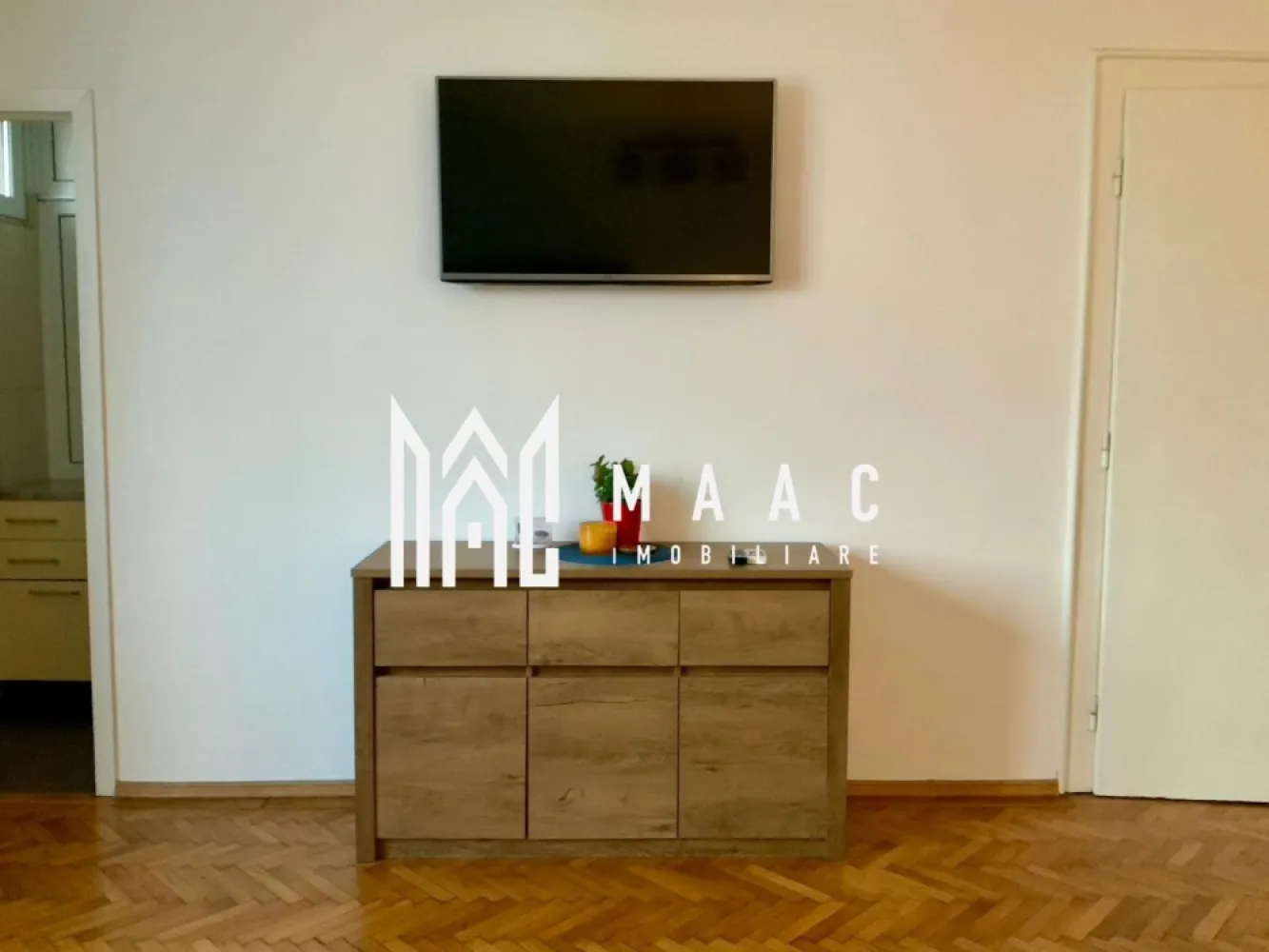 Apartament 1 camera | Etaj 2 | 50 MPU | Central - MAAC Imobiliare vă propune spre închiriere un apartament cu 1 cameră, situat în centrul Sibiului, în zona Orașului de Jos, una dintre cele mai apreciate și căutate zone ale orașului.

Locuința este potrivită atât pentru locuire personală, cât și pentru investiție sau subînchiriere în regim hotelier, datorită poziționării ultracentrale și accesului rapid către principalele atracții turistice din Sibiu.

Detalii apartament
Suprafață utilă: 50 mp
Tavan înalt
Spațiu generos și luminos
Acces la pod și pivniță
Parcare gratuită pe strada imobilului
Dotări și beneficii
Complet mobilat și utilat
Se predă exact ca în fotografii
Include:
așternuturi de pat
prosoape
veselă
tigăi și oale
Gata pentru mutare imediată sau închiriere în regim hotelier
Avantaj major
Posibilitate de închiriere „la cald”
Toate utilitățile incluse în preț
Chirie: 440 euro/lună cu utilități incluse
Avantaje locație
Centrul Istoric Sibiu – Orașul de Jos
Aproape de:
restaurante
cafenele
magazine
obiective turistice
zone pietonale
Acces rapid către toate punctele de interes din oraș
Potrivit pentru

locuință personală
cuplu
investiție
regim hotelier
închiriere pe termen lung
Pentru mai multe informații sau pentru a programa o vizionare, nu ezitați să ne contactați, specificand ID: CP3162431