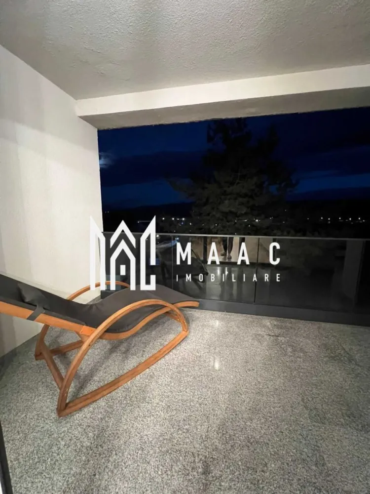 Penthouse 4 camere | Izolație cu vată bazaltică | 128 MP - MAAC Imobiliare vă oferă spre vânzare un penthouse cu 4 camere, situat într-un ansamblu rezidențial modern din Sibiu.

Proprietatea se remarcă prin compartimentare eficientă, înălțime generoasă și lumină naturală pe tot parcursul zilei, fiind potrivită atât pentru locuit, cât și pentru investiție.

Caracteristici principale

Suprafață utilă totală: 128 mpu
Balcon: 15,44 mp
Etaj: 2 din 2
Orientare sudică
Compartimentare și spații interioare
Living cu înălțime de 5,6 m
Bucătărie integrată în zona de zi
2 dormitoare
Dressing
2 băi (una cu geam pentru aerisire naturală)
Dotări și finisaje
Încălzire în pardoseală la nivelul inferior
Încălzire la etaj cu calorifere
Jaluzele electrice
Izolație cu vată bazaltică
Terasă cu sticlă securizată și sistem de drenaj
Casa scării finisată cu granit
Predare la alb, cu posibilitate de finisare la cheie
Loc de parcare inclus

Avantaje

Vedere către munți
Lumină naturală pe tot parcursul zilei
Zonă aerisită, cu construcții de regim redus
Acces facil către oraș

Avantaje ansamblu

Aproximativ 45% spații verzi
Fațade cu larice siberian și piatră naturală
Locuri de joacă amenajate
4 căi de acces – circulație fluidă

Achiziție

Posibilitate de cumpărare din surse proprii
Acceptă credit bancar
Pentru mai multe detalii precizati telefonic ca ati vazut anuntul cu ID: CP3151410