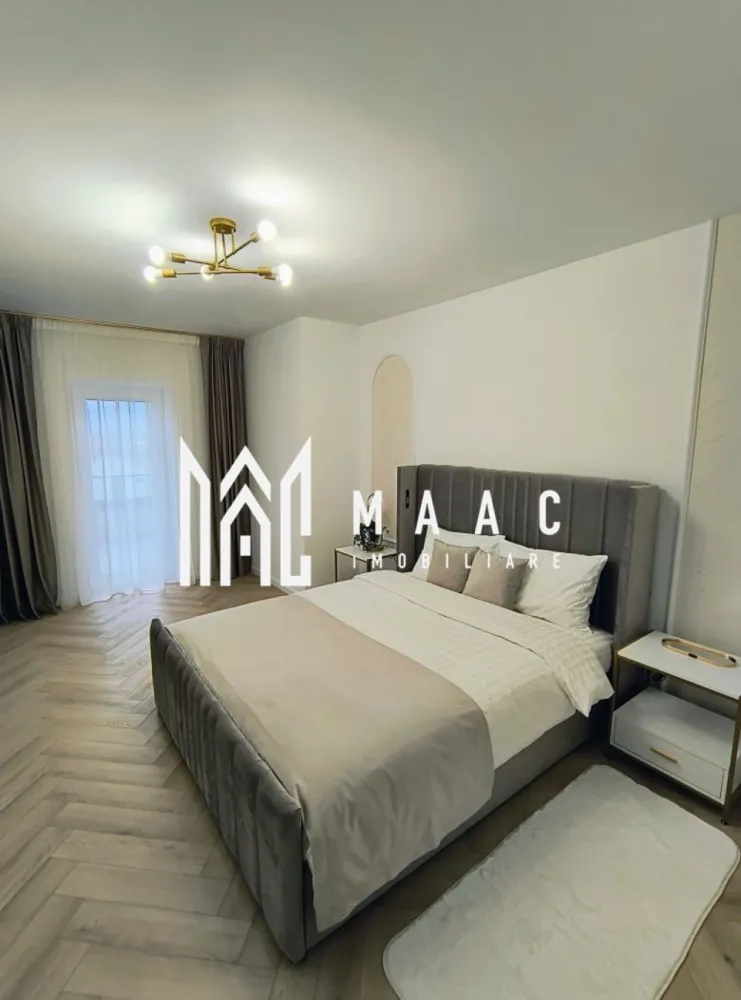 Penthouse 4 camere | Izolație cu vată bazaltică | 128 MP - MAAC Imobiliare vă oferă spre vânzare un penthouse cu 4 camere, situat într-un ansamblu rezidențial modern din Sibiu.

Proprietatea se remarcă prin compartimentare eficientă, înălțime generoasă și lumină naturală pe tot parcursul zilei, fiind potrivită atât pentru locuit, cât și pentru investiție.

Caracteristici principale

Suprafață utilă totală: 128 mpu
Balcon: 15,44 mp
Etaj: 2 din 2
Orientare sudică
Compartimentare și spații interioare
Living cu înălțime de 5,6 m
Bucătărie integrată în zona de zi
2 dormitoare
Dressing
2 băi (una cu geam pentru aerisire naturală)
Dotări și finisaje
Încălzire în pardoseală la nivelul inferior
Încălzire la etaj cu calorifere
Jaluzele electrice
Izolație cu vată bazaltică
Terasă cu sticlă securizată și sistem de drenaj
Casa scării finisată cu granit
Predare la alb, cu posibilitate de finisare la cheie
Loc de parcare inclus

Avantaje

Vedere către munți
Lumină naturală pe tot parcursul zilei
Zonă aerisită, cu construcții de regim redus
Acces facil către oraș

Avantaje ansamblu

Aproximativ 45% spații verzi
Fațade cu larice siberian și piatră naturală
Locuri de joacă amenajate
4 căi de acces – circulație fluidă

Achiziție

Posibilitate de cumpărare din surse proprii
Acceptă credit bancar
Pentru mai multe detalii precizati telefonic ca ati vazut anuntul cu ID: CP3151410