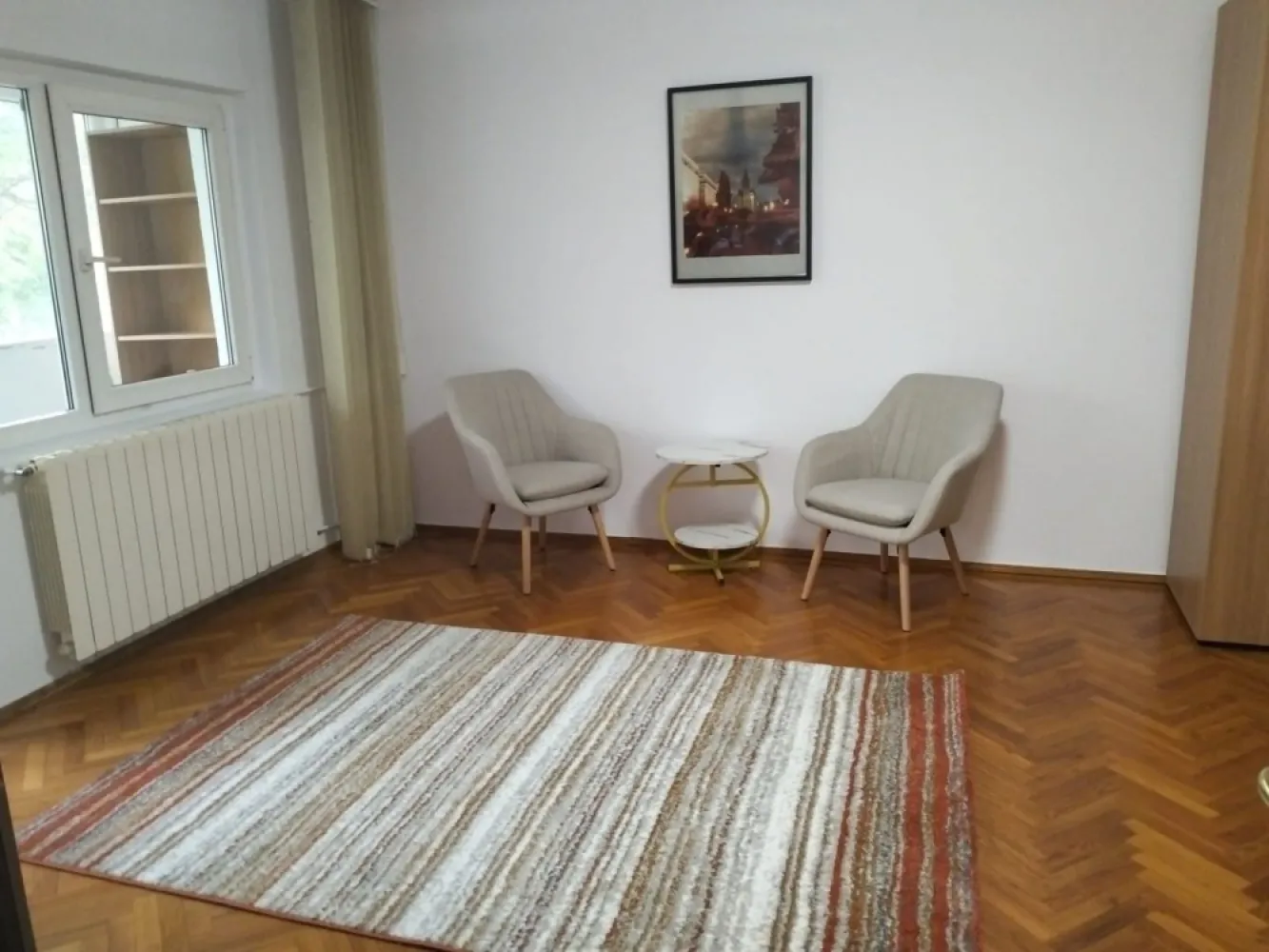 Decebal Caloian Judetu garsoniera mobilata de inchiriat - K imobiliare propune spre închiriere garsonieră spațioasă și luminoasă, situată in zona Decebal strada Caloian Județu, la etajul 3 din 4, într-un bloc liniștit și bine întreținut.

Garsoniera este complet mobilată și utilată, fiind pregătită pentru mutare imediată. Dispune de cameră generoasă, baie proprie, bucătărie utilată și balcon închis.
✔ Mobilată complet
✔ Pat matrimonial
✔ Mașină de spălat rufe
✔ Boiler electric pentru apă caldă
✔ Ferestre termopan
✔ Parchet din lemn masiv
✔ Balcon închis
✔ Spații de depozitare
* Zonă liniștită și verde
* Etaj intermediar (3 din 4)
* Acces facil la mijloace de transport în comun
* Aproape de magazine, farmacii, supermarket și alte puncte de interes