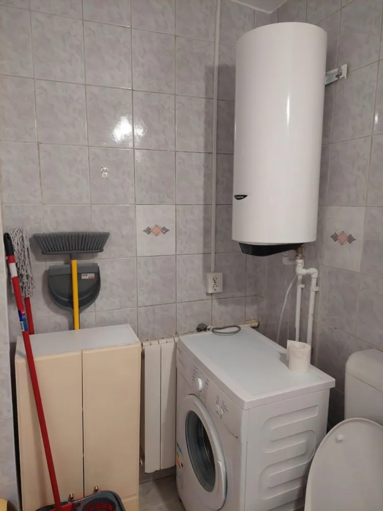 Decebal Caloian Judetu garsoniera mobilata de inchiriat - K imobiliare propune spre închiriere garsonieră spațioasă și luminoasă, situată in zona Decebal strada Caloian Județu, la etajul 3 din 4, într-un bloc liniștit și bine întreținut.

Garsoniera este complet mobilată și utilată, fiind pregătită pentru mutare imediată. Dispune de cameră generoasă, baie proprie, bucătărie utilată și balcon închis.
✔ Mobilată complet
✔ Pat matrimonial
✔ Mașină de spălat rufe
✔ Boiler electric pentru apă caldă
✔ Ferestre termopan
✔ Parchet din lemn masiv
✔ Balcon închis
✔ Spații de depozitare
* Zonă liniștită și verde
* Etaj intermediar (3 din 4)
* Acces facil la mijloace de transport în comun
* Aproape de magazine, farmacii, supermarket și alte puncte de interes