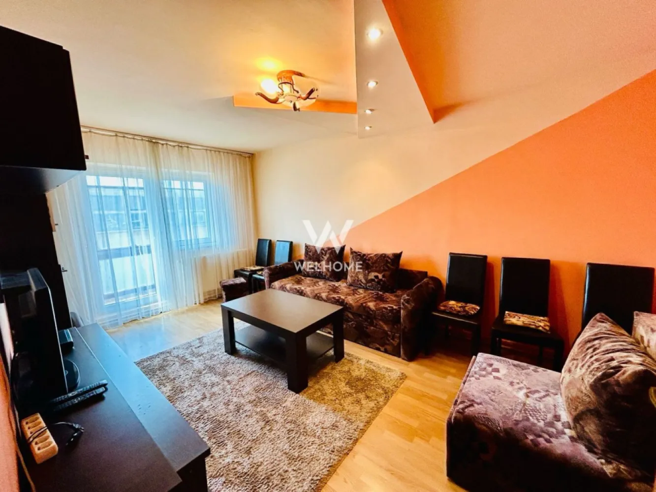 Apartament de închiriat în Sibiu – 3 camere,balcon, zona Nicolae Iorga - De închiriat apartament cu 3 camere, situat la etajul 2 al unui imobil cu 4 etaje, în zona Nicolae Iorga, aproape de școli, magazine și mijloace de transport.

Locuința are o suprafață utilă de 72 mp și este compartimentată practic în hol de acces, bucătărie separată, living cu ieșire în balcon, 2 dormitoare și baie.

Avantaje:

* Decomandat
* Etaj 2/4
* Balcon
* Bucătărie separată
* Zonă liniștită, cu spații verzi
* Posibilitate de parcare în fața blocului
* Disponibil imediat

Apartamentul se închiriază mobilat și utilat, exact ca în fotografii.

Garanție: echivalentul unei chirii lunare.